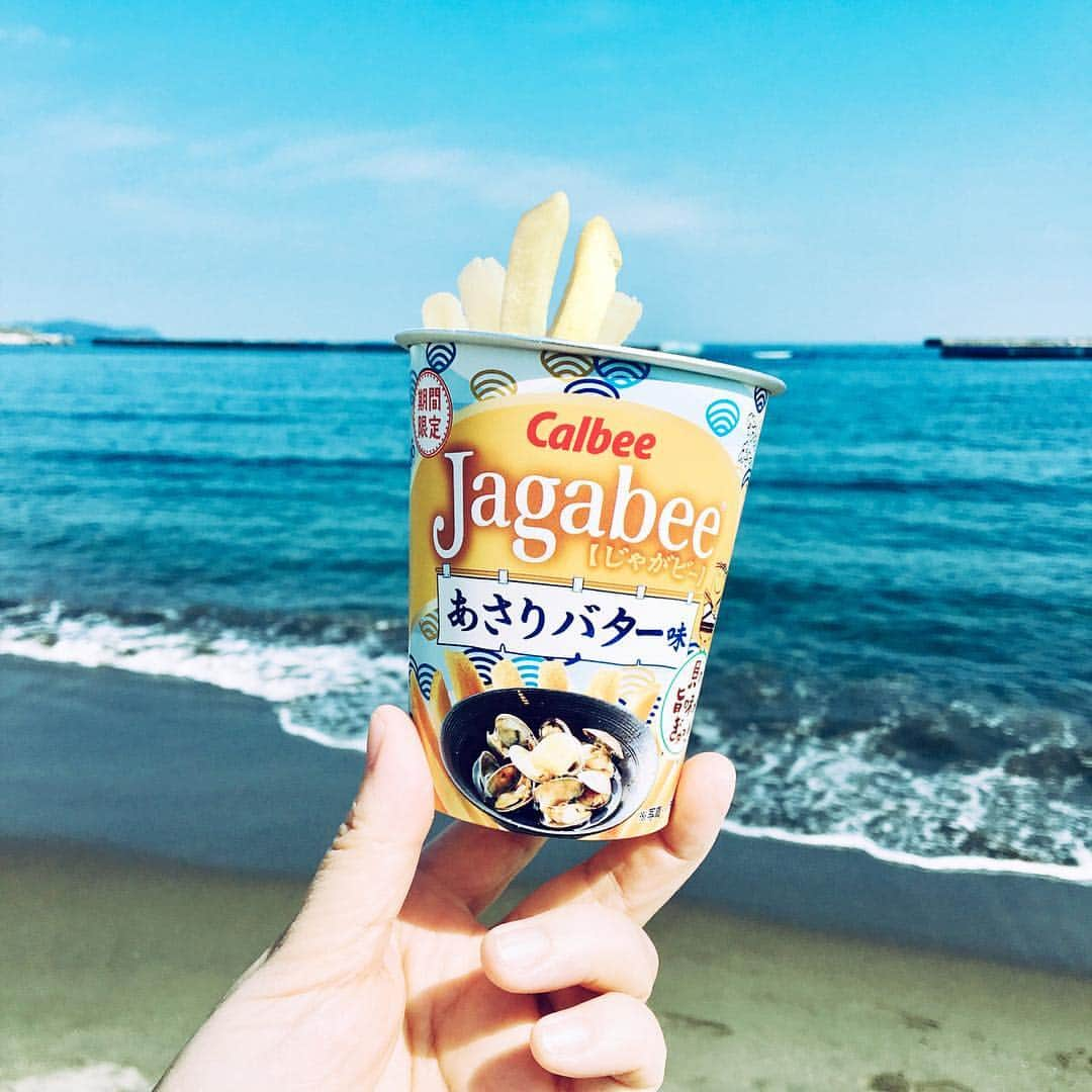 カルビーさんのインスタグラム写真 - (カルビーInstagram)「🌊『Jagabee あさりバター味』﻿ ﻿ 春を探しに小さなお散歩。 心地よい海風がきもちいい・・・ どこからかふわっとあさりとバターの香りが・・・？ あ、ワタシか😉 . . ＊全国のコンビニにて期間限定販売中です。. ＊コンビニ以外のお店では4/22発売です。 ﻿ ﻿ #calbee #カルビー #jagabee #じゃがビー #海 #sea #あさり #バター #あさりバター #魚介 #seafood #butter #潮干狩り #旬 #blue #じゃがいも #potato #yummy #おしゃれさんと繋がりたい  #写真好きな人と繋がりたい  #photography #instafood ﻿ ﻿ ﻿ ﻿ ﻿」4月12日 18時00分 - calbee_jp