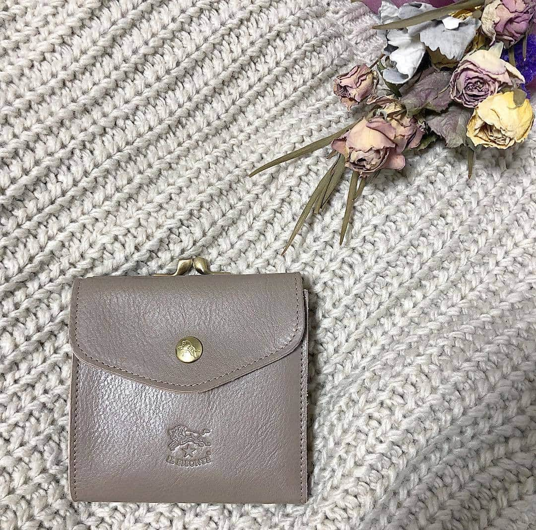 RiLiさんのインスタグラム写真 - (RiLiInstagram)「長く使える❣IL BISONTE（イル ビゾンテ）のお財布👛❤︎ ..... イタリア・フィレンツェ発祥の革製品のブランド『IL BISONTE（イル ビゾンテ）』👜❣中でも、イル ビゾンテのお財布が可愛い色合いでおしゃれと人気に・・👀💗 革製品と言ったらとても大人っぽくてシックなイメージある子も多いはずっ🙊💫でも！イル ビゾンテはカラバリ豊富だから、好みの色を見つけやすいし🌈形もすっごく可愛いんだって🌟 何と言っても革製品って使えば使うほど味が出てくるところが魅力的だよね🍒使って自分だけの色味に育てていけるイル ビゾンテのお財布👛是非手にとってみてね🎶 ❣ ❣ ❣ ❣ ❣ サイトやSNSで掲載させていただくお写真募集中😘📸 かわいいコーデやアイテム、注目スポットなどが撮れたら、ハッシュタグ→#rili_tokyo  を付けて投稿❗ ． Special Thanks💋 Photo by @su8zu1ko @310hr7 @umii___10 @saori_118 @i.ccc.hiii @mai__317 @abc___425 ． #春 #春コーデ #wallet #ILBISONTE�#イルビゾンテ #お財布 #財布 #ミニ財布 #がま口 #ワントーンコーデ #シンプルコーデ  #カジュアルコーデ #ガーリーコーデ #置き画 #置き画くら部 #今日のコーデ #コーデ #コーディネート #RiLi  #おしゃれさんと繋がりたい #お洒落さんと繋がりたい #ファッション #패션스타그램 #ootd #outfit」4月12日 18時00分 - rili.tokyo