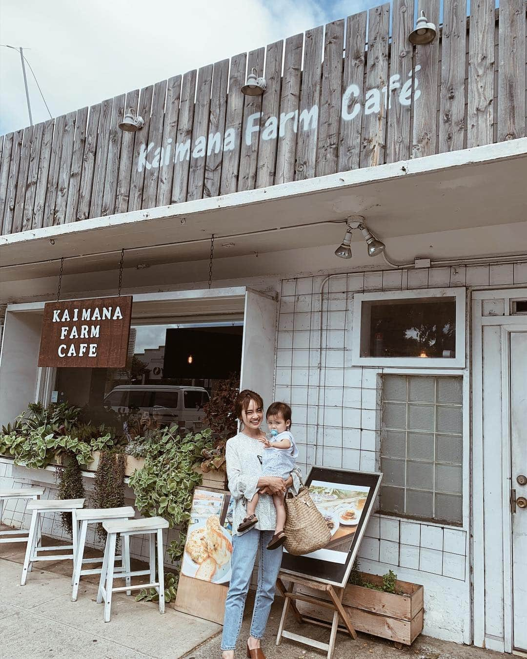 春名亜美さんのインスタグラム写真 - (春名亜美Instagram)「@kaimanafarmcafe は外観も可愛い🧡 ・ ・ ・ #kaimanafarmcafe #カイマナファームカフェ #lunch #ランチ #kaimanapowerbento  #Hawaii #ハワイ #子連れハワイ #ハワイグルメ #ハワイ暮らし #ハワイ生活 #Hawaiilife」4月12日 18時00分 - amiharunaami