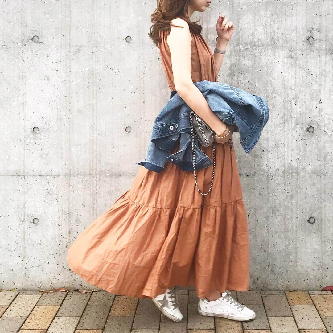 mario_dozonoさんのインスタグラム写真 - (mario_dozonoInstagram)「* 🍊🍊🍊 @urs_official のマキシワンピース、リラクシングなコットン素材も、ふわっと風になびくボリューミーな裾のニュアンスも好き😘 * 落ち着いたオレンジ色だから大人も着やすい😉✨ * 早く羽織なしで一枚で着たいな💕💕 * * onepiece… @urs_official (※ #ティアードワンピース ) jacket… fifth bag… stellamccartney sneakers… goldengoose * * * #coordinate #mineby3mootd #4yuuu #ponte_fashion #beaustagrammer #urs_styling #urs_official #ユアーズ #ワンピース #ゆるふわアレンジ #ゆるふわ巻き #きょコ #今日の服 #今日のコーデ #春コーデ #シンプルコーデ #ワンピースコーデ #大人女子コーデ #カジュアルコーデ #大人カジュアル #ママコーデ #きれいめカジュアル #きれいめコーデ #スニーカーコーデ #スニーカー女子 #プチプラコーデ #30代コーデ #30代ファッション #ロカリ」4月12日 18時01分 - mario_dozono