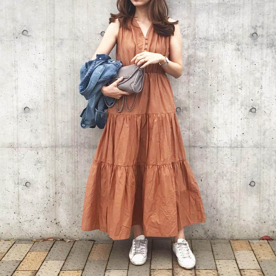 mario_dozonoさんのインスタグラム写真 - (mario_dozonoInstagram)「* 🍊🍊🍊 @urs_official のマキシワンピース、リラクシングなコットン素材も、ふわっと風になびくボリューミーな裾のニュアンスも好き😘 * 落ち着いたオレンジ色だから大人も着やすい😉✨ * 早く羽織なしで一枚で着たいな💕💕 * * onepiece… @urs_official (※ #ティアードワンピース ) jacket… fifth bag… stellamccartney sneakers… goldengoose * * * #coordinate #mineby3mootd #4yuuu #ponte_fashion #beaustagrammer #urs_styling #urs_official #ユアーズ #ワンピース #ゆるふわアレンジ #ゆるふわ巻き #きょコ #今日の服 #今日のコーデ #春コーデ #シンプルコーデ #ワンピースコーデ #大人女子コーデ #カジュアルコーデ #大人カジュアル #ママコーデ #きれいめカジュアル #きれいめコーデ #スニーカーコーデ #スニーカー女子 #プチプラコーデ #30代コーデ #30代ファッション #ロカリ」4月12日 18時01分 - mario_dozono