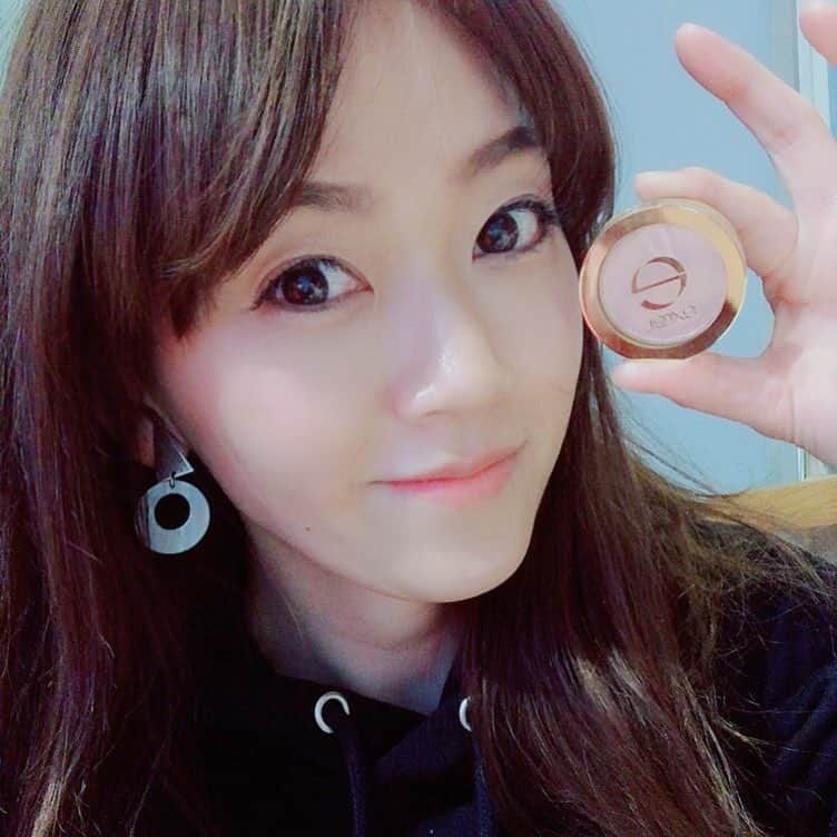 岡部玲子さんのインスタグラム写真 - (岡部玲子Instagram)「ママ友の目元が可愛くて😍教えてもらったエクセルのシャイニーシャドウ✨ これ…すごく品のあるラメ感で、アラフォーの私も無理なく使えそうだなと😁 友達の色は昨年の限定色でもう店頭にはなく😭とりあえずヌードピンクを☺️ 悲しいけれど、もうギラギララメは似合わないのです😭 でもキラキラはやっぱり好き❤️ プチプラもやっぱり好き❤️ #岡部玲子 #子育て #主婦 #アラフォーママ #タレント #レポーター #39歳 #プチプラ #プチプラコスメ #ラメ #エクセル #シャイニーシャドウ #mama #talent #reporter #cosmetics #japanese #eyeshadow #kirakira #makeup #39yearsold #happy #love」4月12日 18時08分 - reiko_okabe