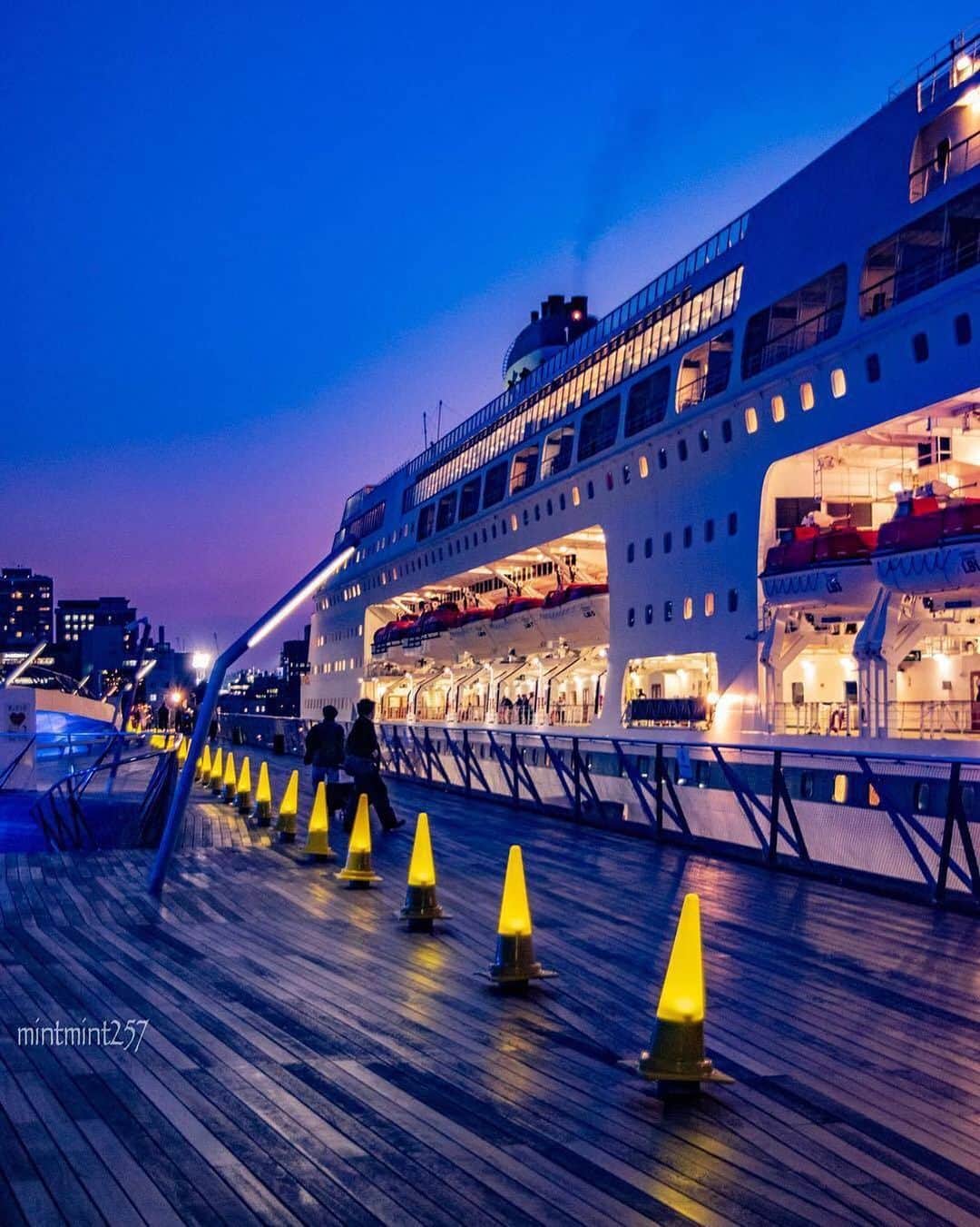 横浜市さんのインスタグラム写真 - (横浜市Instagram)「Friday evening with a Yokohama weekend on deck. Photo: @mintmint257 #myyokohama」4月12日 18時03分 - findyouryokohama_japan