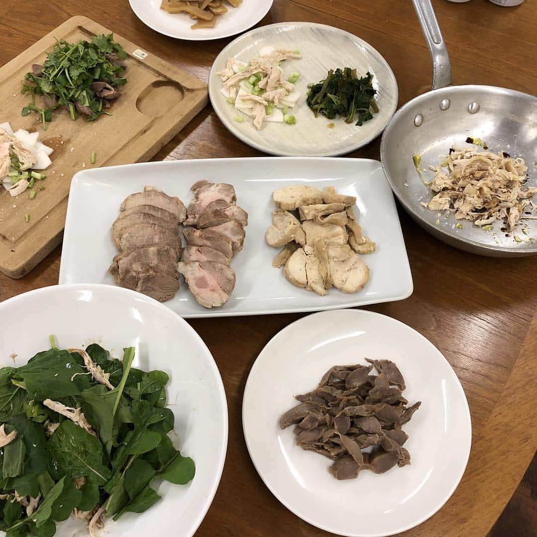 北原徹さんのインスタグラム写真 - (北原徹Instagram)「お皿が足りず、フライパンを皿代わりにしていますが、これはこれで良いかな、と。  準備はできました。 みなさまのお越しをお待ちしております！」4月12日 18時03分 - torukitahara