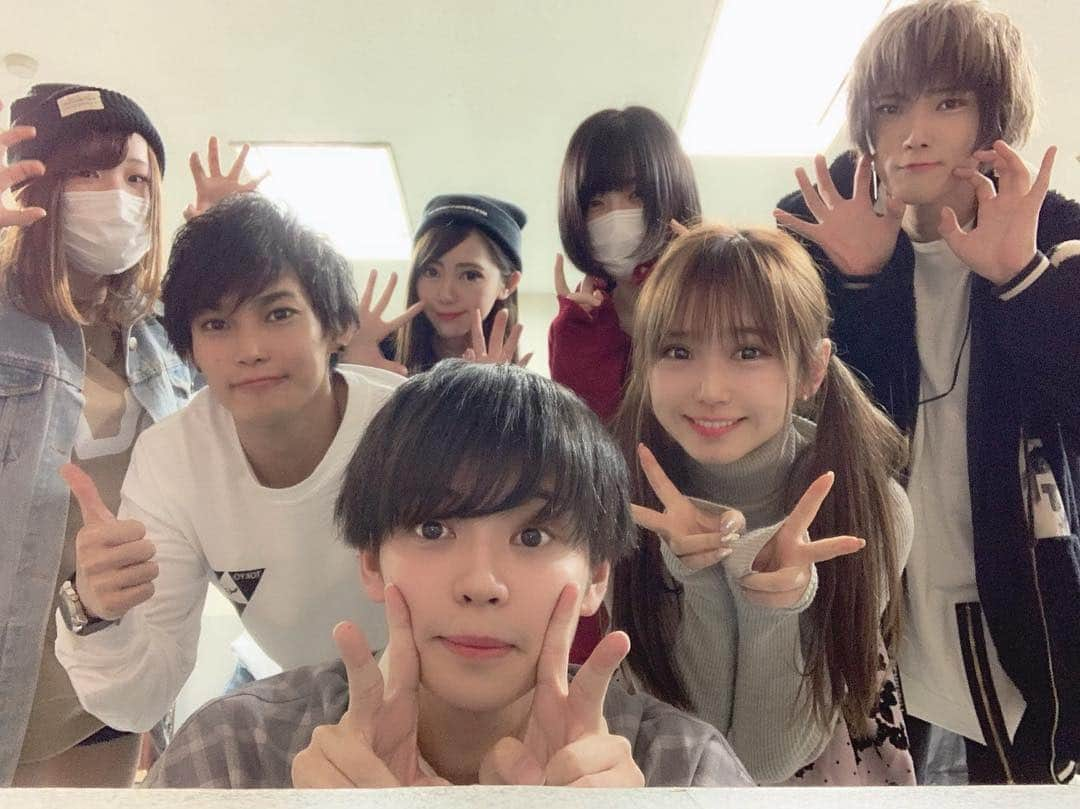 安森彩那さんのインスタグラム写真 - (安森彩那Instagram)「2019.4.5~7  おとなの成長日記⑩ - 【芝居】 - (あの時に……) 脚本・堀ノ内翼 演出・古川龍慶 ‪- - - - - - - - - - - - - - - - - ✄‬ アユミ:安森彩那 ユウト:古川龍慶 ハヤト:初瀬川博人 サトミ:七栄ここ ミナミ:木内くるみ ユウミ:琴海りお リョウスケ:けんや ケイスケ:GION ‪- - - - - - - - - - - - - - - - - ✄‬ 本番2週間前に台本読み。 主人公のアユミを一番はじめに読んだ時、たっちゃんから「んー。アユミは高校3年生演劇部の部長でお芝居が誰よりも大好きで今回この戦争にまつわる話を脚本したアユミがみんなに伝えたくて頑張ってるんだけど空回りしちゃってるていう子だから、今のぬーさんはできちゃってるお姉さん感がでちゃってるんだよなー」と厳しい事を言われ終いには配役をかえるかも。って言われてました。 ‪- - - - - - - - - - - - - - - - - ✄‬ その日の夜、ドキドキしながら返事を待つ。携帯鳴る。 「配役決定しました。ぬーさんアユミで」 嬉しい気持ちとと同時に稽古期間を考えるとプレッシャーがのしかかってきた。 翼くんは最初からアユミは安森と決まってたみたいなのさ。 翼くんからもアドバイスを頂き、たっちゃんの細かい指導、そしてここちゃんも学生時代に演劇部部長をやってたらしくリアルなアドバイスをもらって、私のセリフの言い回しやクセを指摘してくれたり冷静に客観視できてるからたっちゃんが悩んでる時にここちゃんの案で演出が決まったりしていったよ♪ ここちゃんの演出もみてみたいな♥ ‪- - - - - - - - - - - - - - - - - ✄‬ わたしは以前話したように感情の作り方はまずセリフ覚えから。覚えて、その後、セリフをセリフとして言うんじゃなくて会話をしてストーリーを進めてく。そうする事で自然と感情が湧き出てくる。 それぞれの役のキャラも知ってく事でより感情移入するのです。 ‪- - - - - - - - - - - - - - - - - ✄‬ アユミは本番直前に交通事故で亡くなります。そんなアユミのこのお芝居を成功させるという願いを叶えるためにアユミを支えてきたユウトを筆頭にお芝居を完成させてく。 最後は、アユミのセリフをあけたまま本番を迎える。 後半は泣いて泣いて泣きっぱなし。 アユミが脚本したお芝居の話が自分とシンクロしてるんですよ。 ‪- - - - - - - - - - - - - - - - - ✄‬ そして私がやりたかった事ができました。それは、平手打ち(される側)。ハヤトから芝居中の芝居稽古中にされるんだけどいつも「くるくるくるーっ！」て思ってました(笑) 痛みは芝居中は感じなかったです。 ・ 後は泣きの演技。こんなに泣けるんだーって新たな発見。 翼くんが書いた脚本を理解すればするほどそのシーンの感情がでやすくなりました。 さらに、音響、照明をつけることで気持ちスイッチ入ります。 ※オープニングの曲とアユミが一人一人にダメ出しする所の曲は安森チョイスでたっちゃんにOKもろうてん。 ※一人一人ダメ出しする所、袖にはけてたGIONくん聞いててくれて、泣いてたらしい🙊ちゃんと聞いててくれてありがとう✨ ‪- - - - - - - - - - - - - - - - - ✄‬ みんながいてこそできた芝居なので本当に感謝してます( ⸝⸝⸝⁼̴́⌄⁼̴̀⸝⸝⸝) 翼くんの書いた脚本、演出したたっちゃん、みんなで作り上げたこのお芝居が皆さんの芯に届いてたらいいな❣️駆けつけてくれた皆様、本当にありがとうございました♥ 翼くんありがとう、たっちゃんお疲れ様でした。 ‪- - - - - - - - - - - - - - - - - ✄‬ #舞台お笑い #コント#日本 #東京 #大塚ドリームシアター #japan #tokyo #idol #event #comedian」4月12日 18時04分 - ayana.y_official