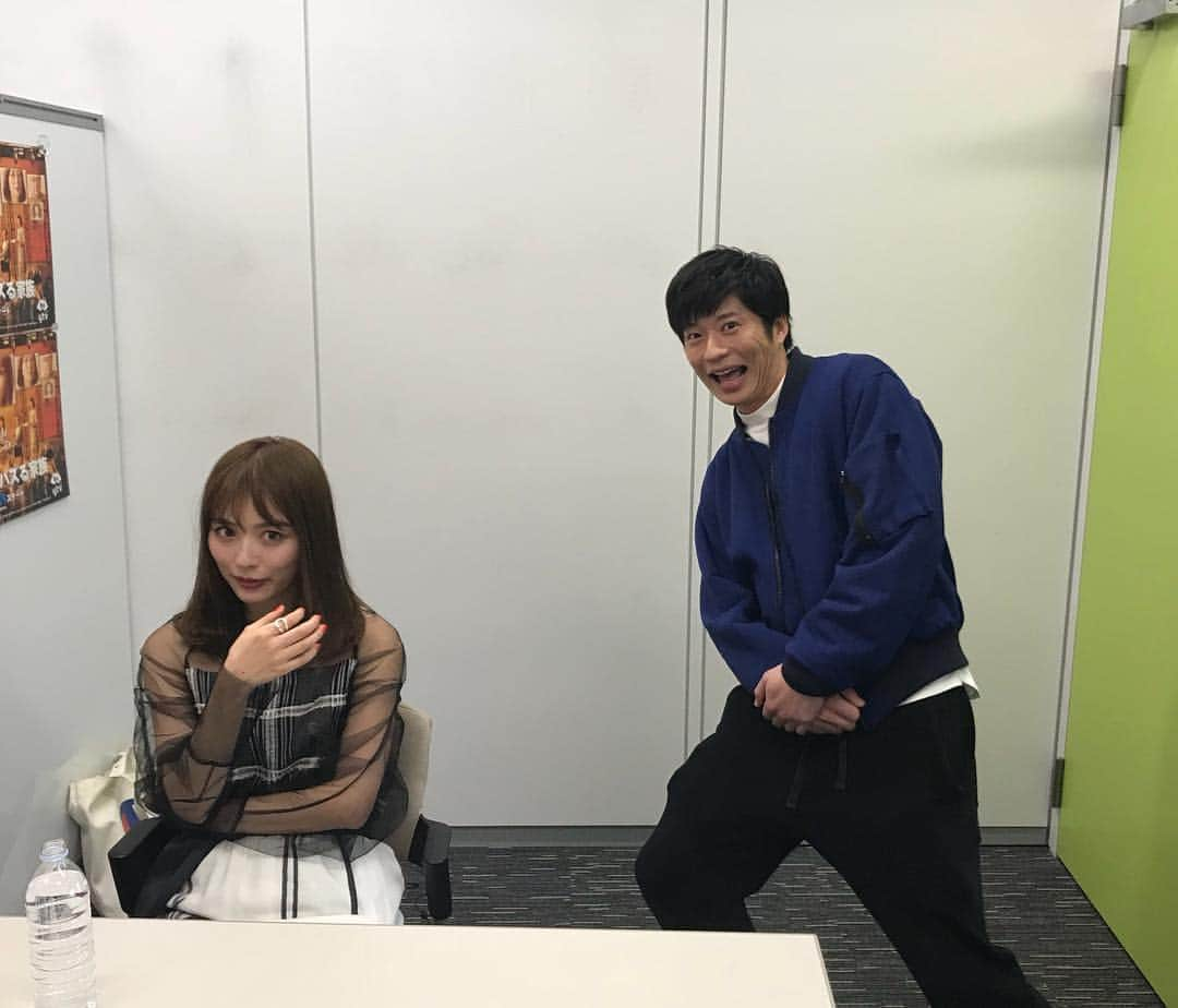 日本テレビ ドラマ「向かいのバズる家族」さんのインスタグラム写真 - (日本テレビ ドラマ「向かいのバズる家族」Instagram)「取材中の #内田理央 を見守る電波ジャック中の…  #まるでP  #田中圭  #すぐ口を挟むタイプのP  #よく見たら田中圭  #お茶目が過ぎるP  #やっぱり田中圭  #あなたの番です  #いよいよ14日22時30分  #向かいのバズる家族 は  #木曜2359 @rio_uchida」4月12日 18時04分 - mukabuzz