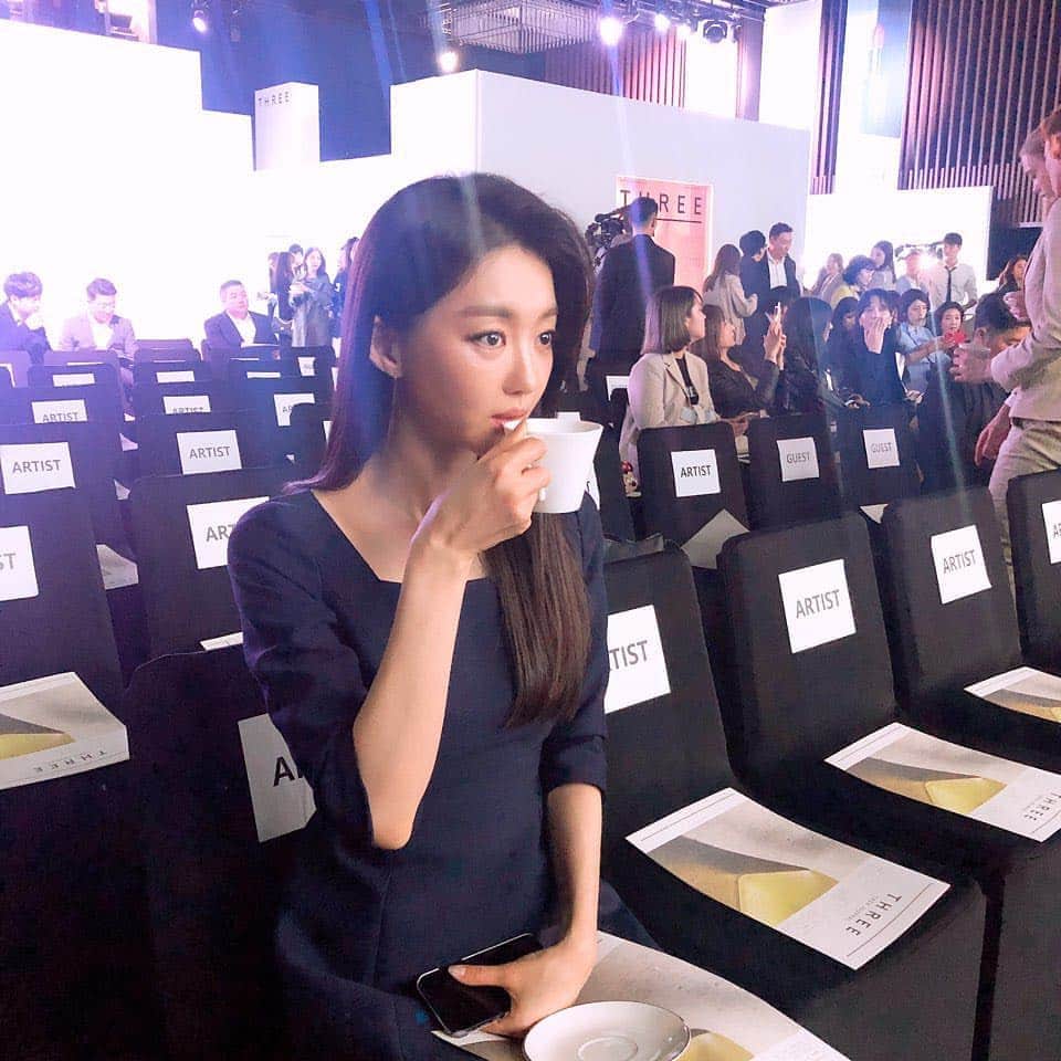チャン・ヒジンのインスタグラム：「침..착해..#나홀로 #커피 #👀」