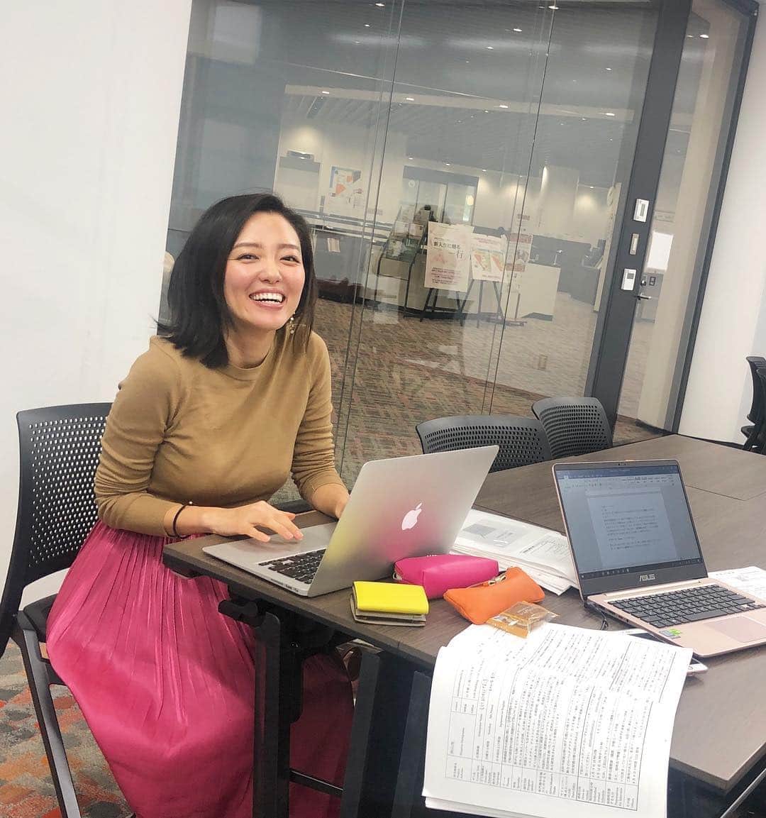 阿部優貴子のインスタグラム：「履修登録完了！✌️の笑顔。😂 * 今週はほぼ毎日朝イチで学校にいき、興味のある授業に出てはハードルの高さに落ち込み。ようやく自分の勉強したい分野を中心に満足のいく履修登録ができてホッと一息。 ビジネススクールと一言に言っても、戦略、マーケティング、財務、組織など様々な分野の授業があるので選択の仕方も人それぞれ。大学院は社会人経験を経て仕事を辞めたり休職したりして通ってる方ばかりなので授業に対する姿勢や覚悟が違い、日々が刺激的です。 いよいよ本格的に授業が始まり課題に追われる日々になりそう🔥 *  この四月からリニューアルした早稲田の図書館が快適すぎて入り浸っております🤓💘 *  #あべゆき大学院life #早稲田大学大学院経営管理研究科 #ビジネススクール #MBA」