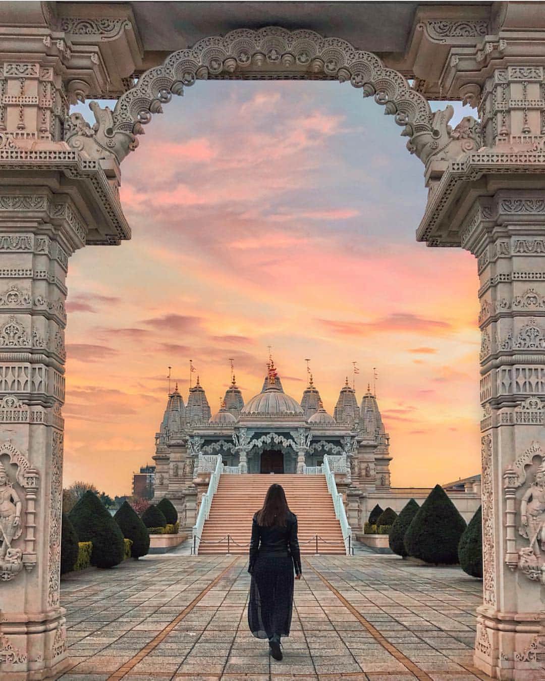 @LONDON | TAG #THISISLONDONさんのインスタグラム写真 - (@LONDON | TAG #THISISLONDONInstagram)「@ioana.berbec in #Neasden... in 2000 the Guinness Book of World Records stated - The Shri Swaminarayan Temple in Neasden, London, UK, is the largest Hindu temple outside India. It was built by Pramukh Swami, a 92-year-old Indian sadhu (holy man), and is made of 2,828 tonnes of Bulgarian limestone and 2,000 tonnes of Italian marble, which was first shipped to India to be carved by a team of 1,526 sculptors. The temple cost £12 million to build. 😱 What a glorious pic. Thanks @ioana.berbec 👌🏼 // #thisislondon #london」4月12日 18時10分 - london