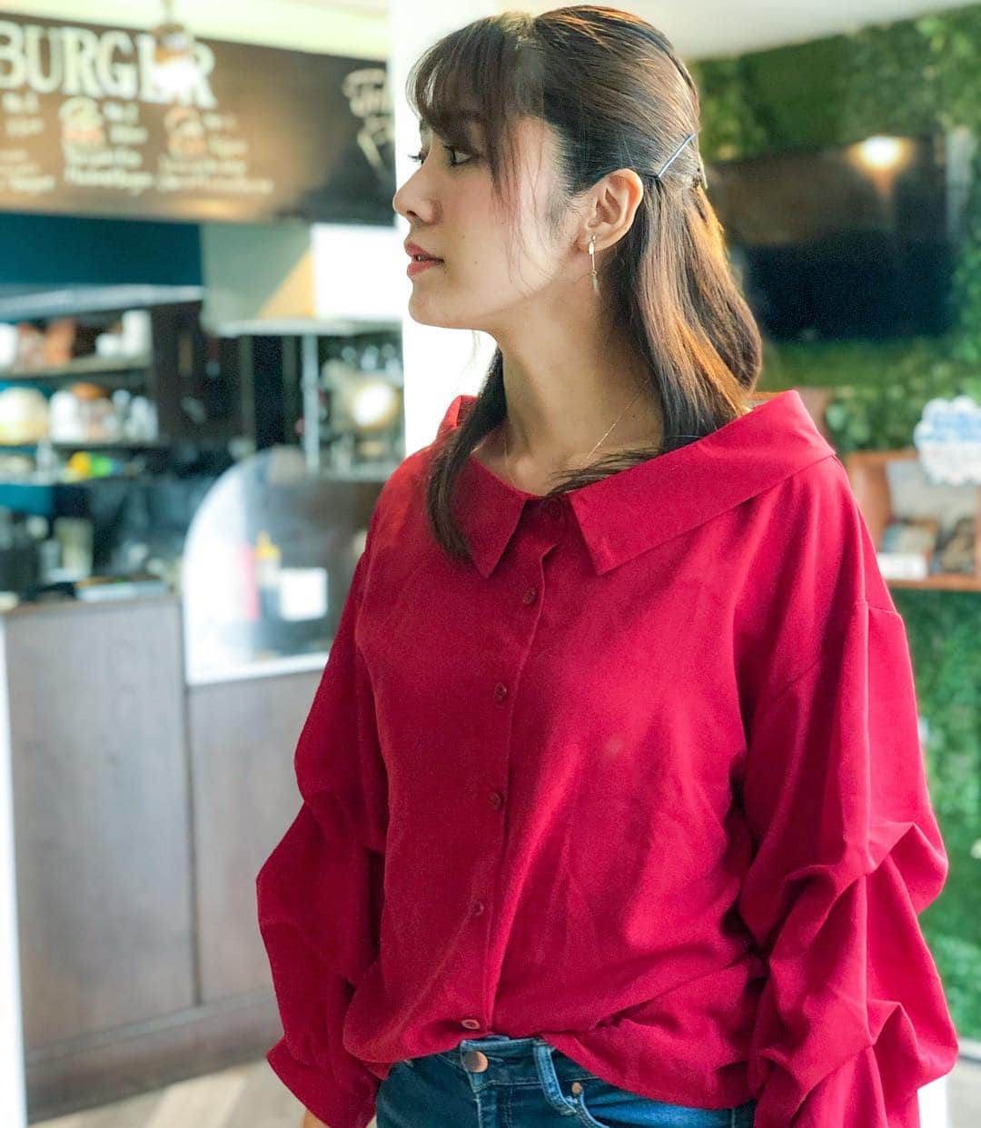 Yuri Sakuraiさんのインスタグラム写真 - (Yuri SakuraiInstagram)「: まだ暖かくなったり、 寒くなったりという日が続くけど、 fashionは衣替えをして春fashionが 多くなってきた最近🌸 : 普段は #モノトーン のお洋服が多いけど、 たまにはデニムに色物を合わせてみる。 : 赤のトップスは Instagramでも 人気の @17kg_official のもの。 : 春のお洋服たちがいっぱいあるので、 ぜひチェックして見てね♪ : #PR#fashion#denim#tops #spring#oots#style#coordinate#code#ファッション#春ファッション#トップス#デニム#mkcafe#桜井有里#165cm」4月12日 18時13分 - yuri_sakuraiii