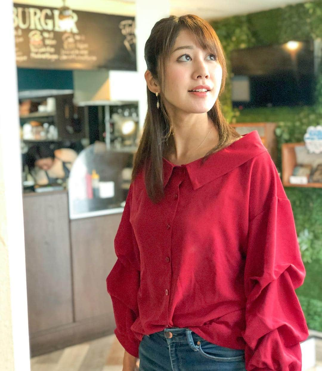 Yuri Sakuraiさんのインスタグラム写真 - (Yuri SakuraiInstagram)「: まだ暖かくなったり、 寒くなったりという日が続くけど、 fashionは衣替えをして春fashionが 多くなってきた最近🌸 : 普段は #モノトーン のお洋服が多いけど、 たまにはデニムに色物を合わせてみる。 : 赤のトップスは Instagramでも 人気の @17kg_official のもの。 : 春のお洋服たちがいっぱいあるので、 ぜひチェックして見てね♪ : #PR#fashion#denim#tops #spring#oots#style#coordinate#code#ファッション#春ファッション#トップス#デニム#mkcafe#桜井有里#165cm」4月12日 18時13分 - yuri_sakuraiii