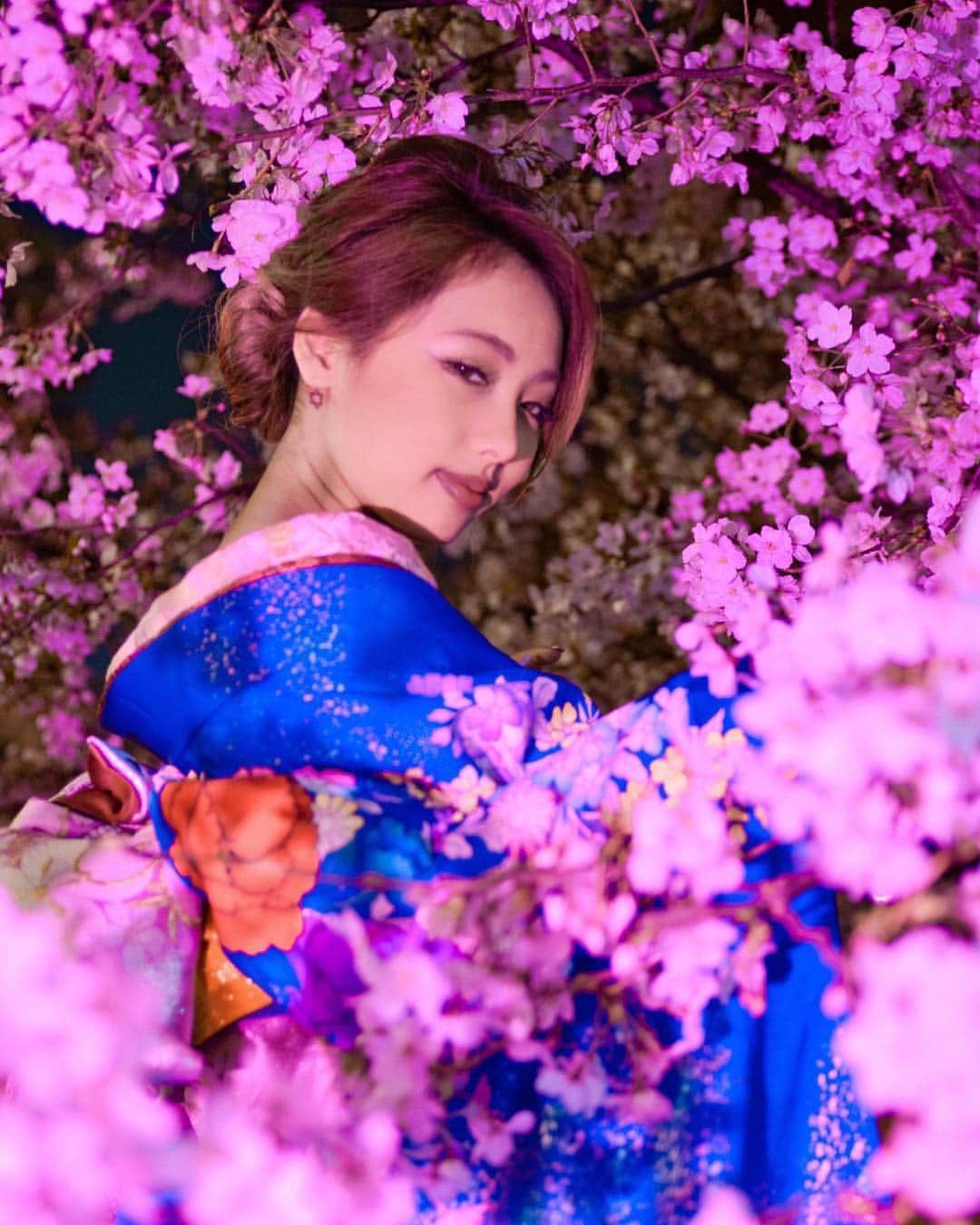 君島かれんさんのインスタグラム写真 - (君島かれんInstagram)「夜桜🌸🌸🌸 桜ってほんと好き。 不思議な感じもするし妖艶な感じもする。 こんなに綺麗なのに一瞬で散ってしまう。 だからそこ魅力的なんだけどね🌸  stylist @mayuchin0301  camera @tetts #夜桜 #cherryblossom #桜 #花見 #着物 #japan」4月12日 18時24分 - dancer_karen.k