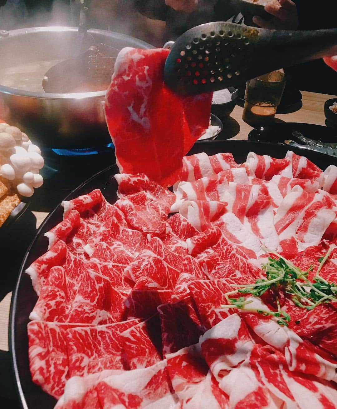 葉晟睿さんのインスタグラム写真 - (葉晟睿Instagram)「🦖肉食系動物is me🥩🥩 ⠀ 大四喜牛肉拼盤 （小肥牛 ／霜降牛 ／雪花牛 ／板腱牛） 50oz For 4 Pax $1799 ⠀ #kalvineats #kalvineats火鍋 #信義安和 #kalvineats台北 #kalvineats信義安和站 ／肉多多火鍋-大安信義店 ／11:30 ㏂—1:30 ㏂ ／台北市大安區信義路四段199巷18號」4月12日 18時24分 - kalvin.yeh