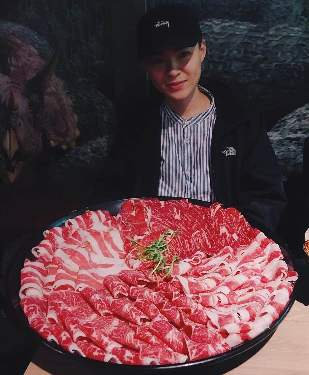 葉晟睿さんのインスタグラム写真 - (葉晟睿Instagram)「🦖肉食系動物is me🥩🥩 ⠀ 大四喜牛肉拼盤 （小肥牛 ／霜降牛 ／雪花牛 ／板腱牛） 50oz For 4 Pax $1799 ⠀ #kalvineats #kalvineats火鍋 #信義安和 #kalvineats台北 #kalvineats信義安和站 ／肉多多火鍋-大安信義店 ／11:30 ㏂—1:30 ㏂ ／台北市大安區信義路四段199巷18號」4月12日 18時24分 - kalvin.yeh