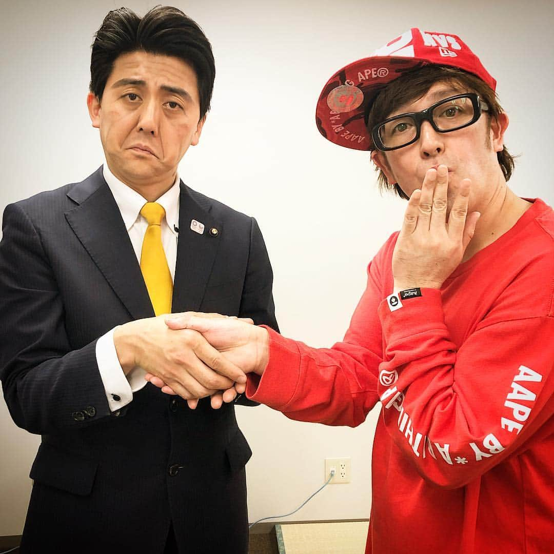 佐竹正史さんのインスタグラム写真 - (佐竹正史Instagram)「です兄ことイベントやショーパブでもご一緒する『ですよ。』さん。 お会い出来たら安心してしまいます😌 もちろんしっかり握手して頂きました🤝✨ . . . #本日の首相と握手 #ですよ #今大人気 #チョココロネ #あーいとぅいまてーん  #安倍晋三 #安倍総理 #ビスケッティ佐竹 #よしもと #吉本 #japan #japanese #japaneseculture #japanesecomedian #primeminister #shinzoabe #impersonator #follow #followme #フォローしてね #佐竹オススメンバー #お笑い好きな人と繋がりたい」4月12日 18時25分 - sataketty