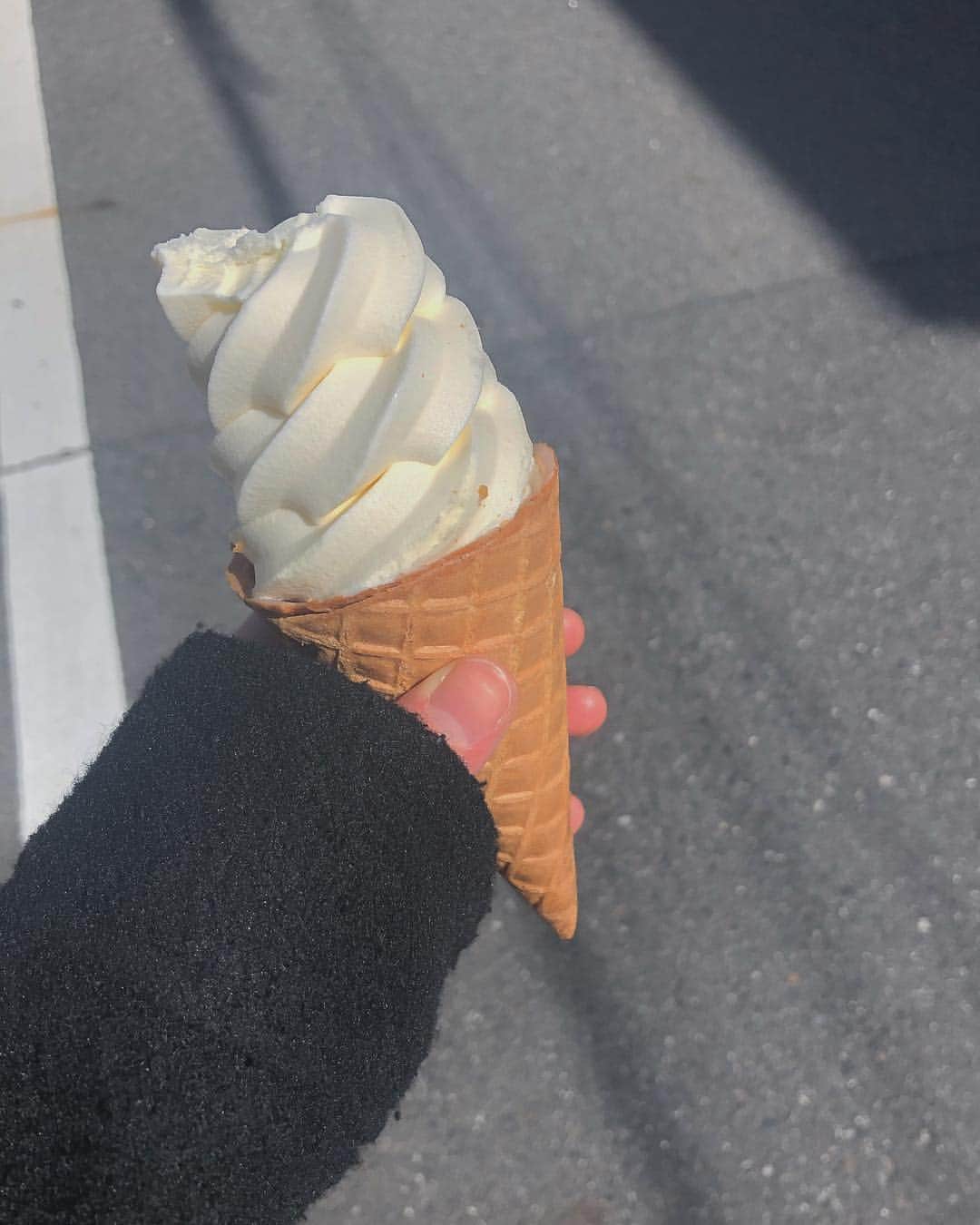 内山命のインスタグラム：「お散歩ソフトクリーム🚶‍♀️🍦」