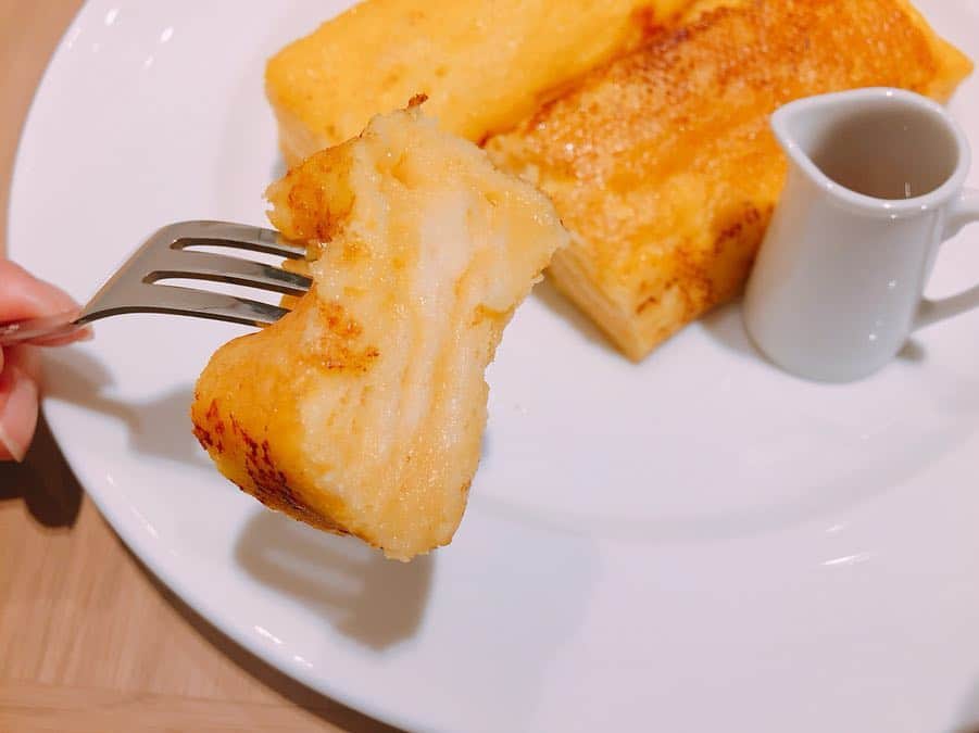 藤田舞美さんのインスタグラム写真 - (藤田舞美Instagram)「❁︎ 今日のラジオでちょこっと話したCAFE&BAKERY MIYABIオランダヒルズ店限定の「至福のフレンチトースト」✨ * ふわふわなのに、中はとろとろ✧︎上品な甘さがデニッシュ食パンにしっかり染み込んでて、美味しかった〜😍♡今まで食べたフレンチトーストの中で一番好きかもしれません♡ * 1日限定20食なので、なるべく早めの時間に行くのがオススメです！ * #cafeandbakerymiyabi #miyabi #frenchtoast #bakery #カフェアンドベーカリーミヤビ #オランダヒルズ店 #至福のフレンチトースト #フレンチトースト #限定20食 #パンの日 #オススメ #instafood #インスタ女子 #フォローミー」4月12日 18時19分 - maimifujita