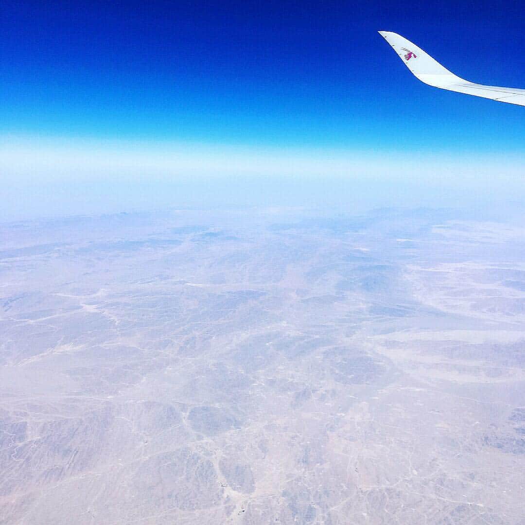 DECENCIA(ディセンシア)さんのインスタグラム写真 - (DECENCIA(ディセンシア)Instagram)「「青」は、旧漢字で「靑」と書きます。 ・ 古代中国における五行思想では、青（木）赤（火）黄（土）白（金）黒（水）とあり、そこから青は木の色に例えられ、五原色では最初に挙げられる色とされています。 ・ 最古の部種別漢字字典である「説文解字」によれば、靑という文字は「生（木の象形）」と「丹（朱色）」から成り立っており、つまりは、まず青があり、次に赤につながる、という解釈が、はるか昔の人々の世界の認識だったようです。 ・ 1961年、人類ではじめて宇宙飛行を行ったガガーリンの言葉「地球は青かった」は、あまりにも有名ですが、彼の目に映った「青」は、まぎれもなく瑠璃色の地球でした。 ・ 例えば、飛行機の窓から眺める空の色は、昼間は明るい水色で、夕暮れに向かうほどに深い青となり、夕焼けの赤を経て、やがて漆黒へと、ドラマティックにグラデーションを描いていきます。 ・ 色々と、青を巡る思索を深めてきましたが、もしかしたら、日常のすぐそばにある「青」を探すことは、1つの旅なのかもしれません。 ・ 大人になればなるほどに。日々は慌ただしく過ぎていくけれど、色1つでも、旅立てる。 ・ そう思うと、日常は一気に鮮やかさを増す気がします。 //////// Photo : @namiko_kitaura_photography (1枚目) #saeruwhiteninglotionconcentrate #saeru #lotion #サエルホワイトニングローションコンセントレート #サエル #ローション #青 #blue #靑 #瑠璃色 #五行思想 #説文解字 #ガガーリン #地球は青かった #化粧液 #医薬部外品 #ベストコスメ #セラミド #高保湿成分 #ストレス #シミ #くすみ #敏感肌はどこまでも美しくなれる #DECENCIA #decencia #ディセンシア #敏感肌 #敏感肌化粧品 #敏感肌コスメ #肌ケア」4月12日 18時22分 - decencia_official