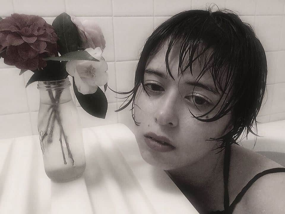 モハメッド・マリヤムさんのインスタグラム写真 - (モハメッド・マリヤムInstagram)「🛁 #portrait #fujifilm #shooting #shorthair #shuuemura #camera #camellia #tokyo #wet #model #bath #mood #l4l #f4f #作品撮り #ショートヘア #椿 #バスタブ #シュウウエムラ」4月12日 18時33分 - mdc17miss_5