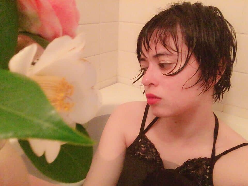 モハメッド・マリヤムさんのインスタグラム写真 - (モハメッド・マリヤムInstagram)「🛁 #portrait #fujifilm #shooting #shorthair #shuuemura #camera #camellia #tokyo #wet #model #bath #mood #l4l #f4f #作品撮り #ショートヘア #椿 #バスタブ #シュウウエムラ」4月12日 18時33分 - mdc17miss_5