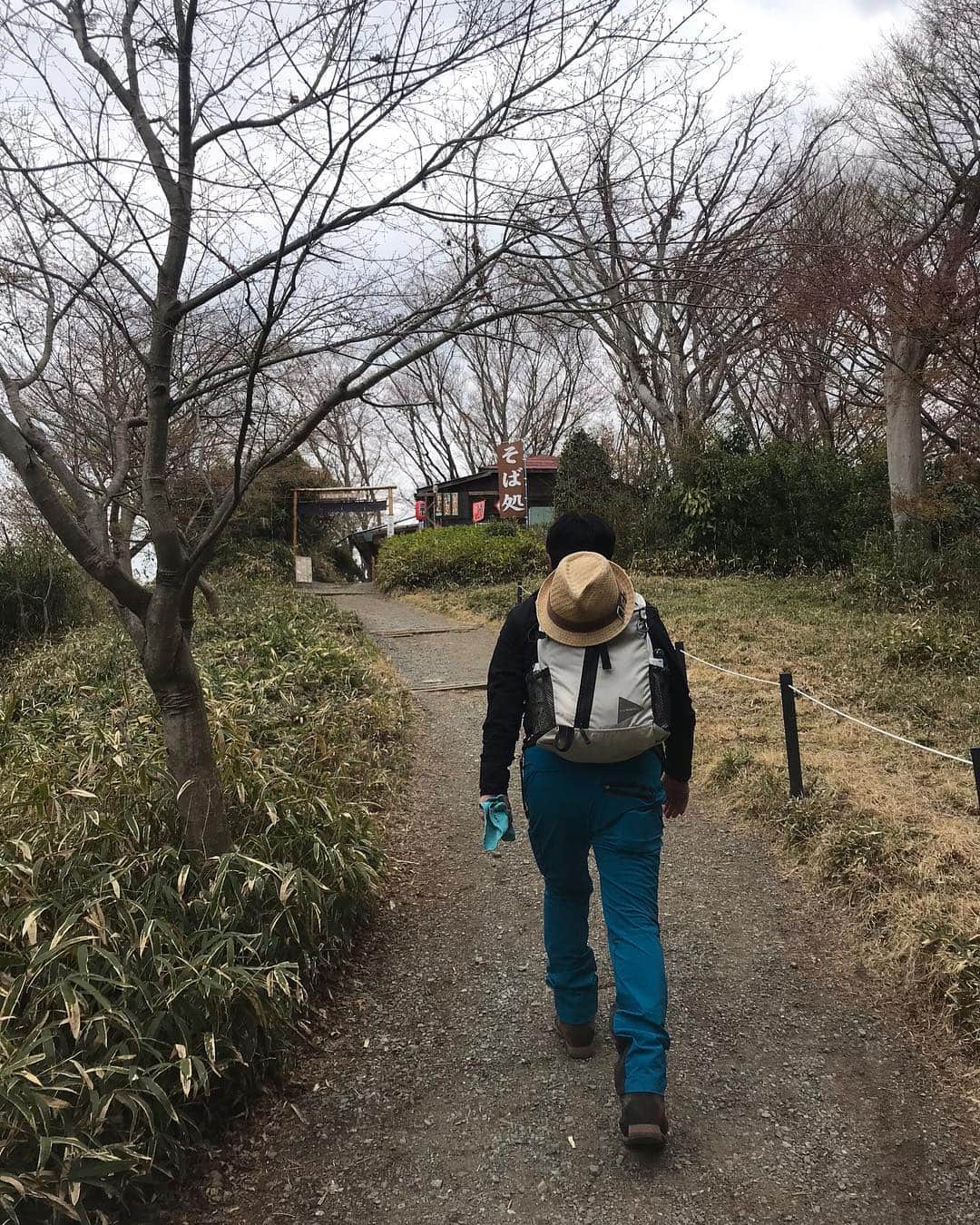 水木一郎さんのインスタグラム写真 - (水木一郎Instagram)「こんな月刊誌ほんとにあったら良いよね〜売ってないからねー（笑）いろんな色のスミレが咲いてました。ちなみに高尾山で見られるスミレは約40種だそうです。 #高尾山 #スミレ  #アニソン登山部  #登山  #登頂 #スミレ #水木一郎」4月12日 18時33分 - ichiromizuki
