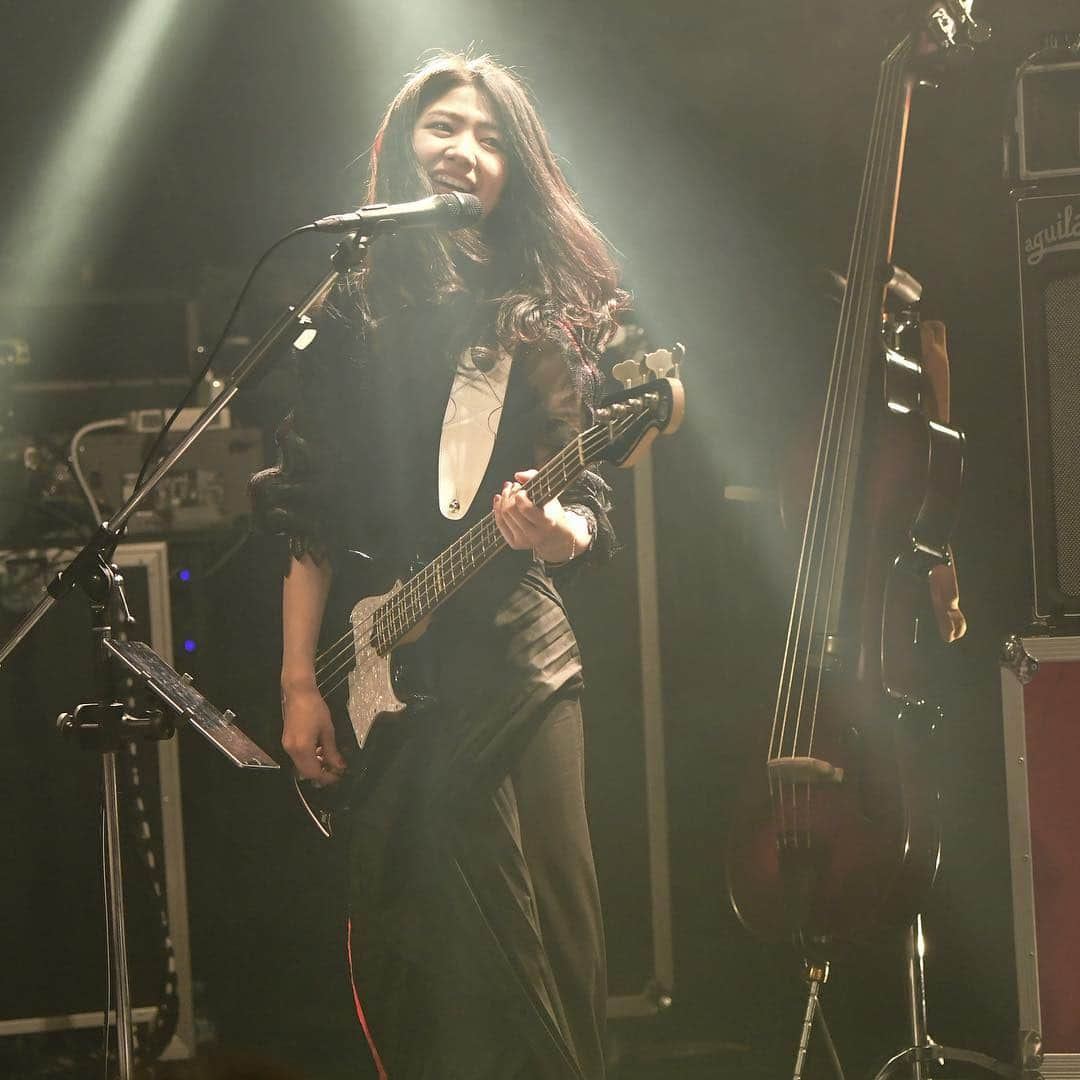 真空ホロウさんのインスタグラム写真 - (真空ホロウInstagram)「真空ホロウ Bass 高原未奈  Photo by 高田真希子（@mckee.1117） -NEXT LIVE- 2019.4.13 ONKYO BASE 13:00 START FREE LIVE  #bass #bassist #ベース女子 #bassgram #weplaybass #instabass #onkyo #真空ホロウ #高原未奈」4月12日 18時30分 - shinkuhorou_official