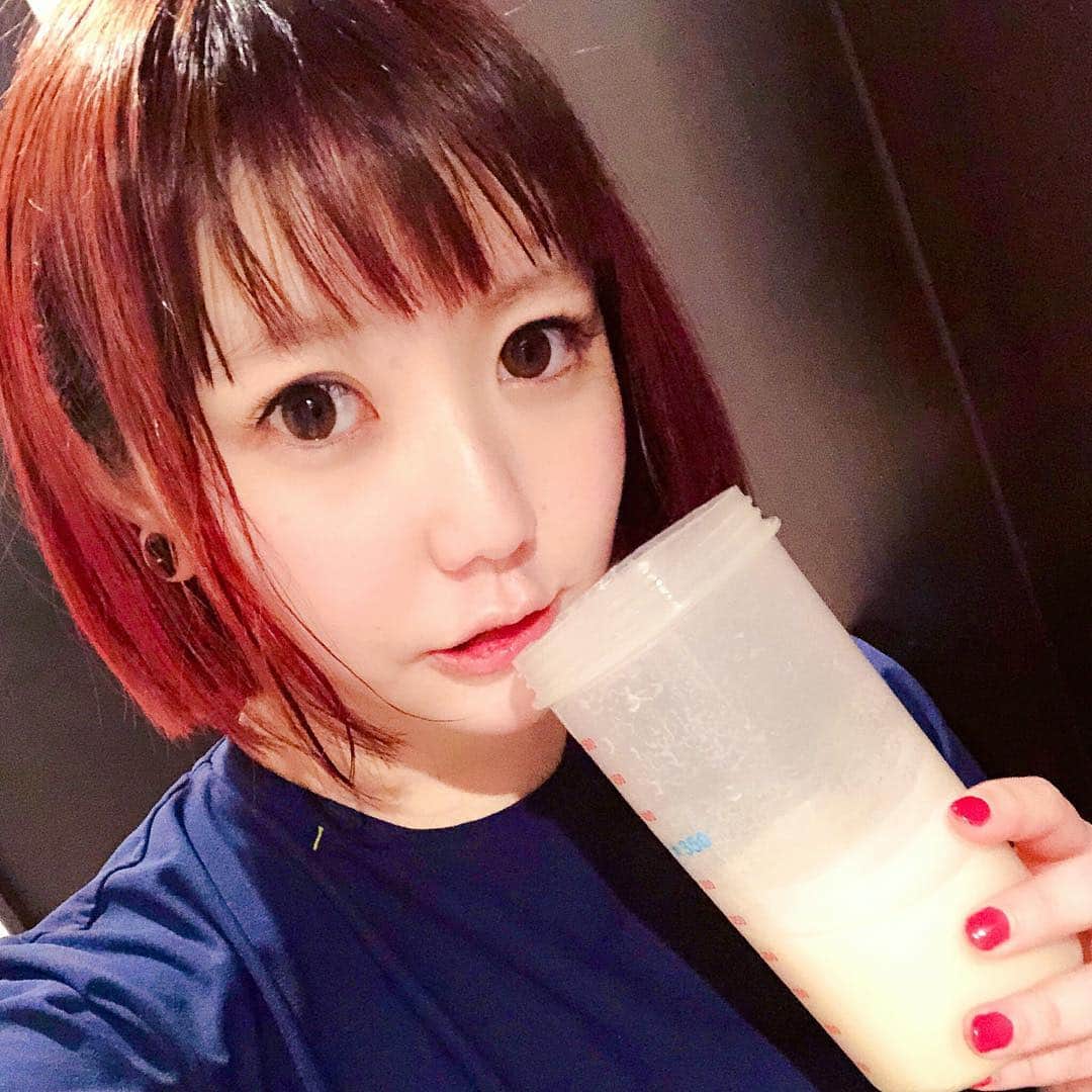 小鳥遊しほのインスタグラム：「髪ながっ。前髪ながっ。ジム終わりの汗だくボサボサノーメイク、運動後はいい顔してる。前髪ながっ。プロテインうまっ。」