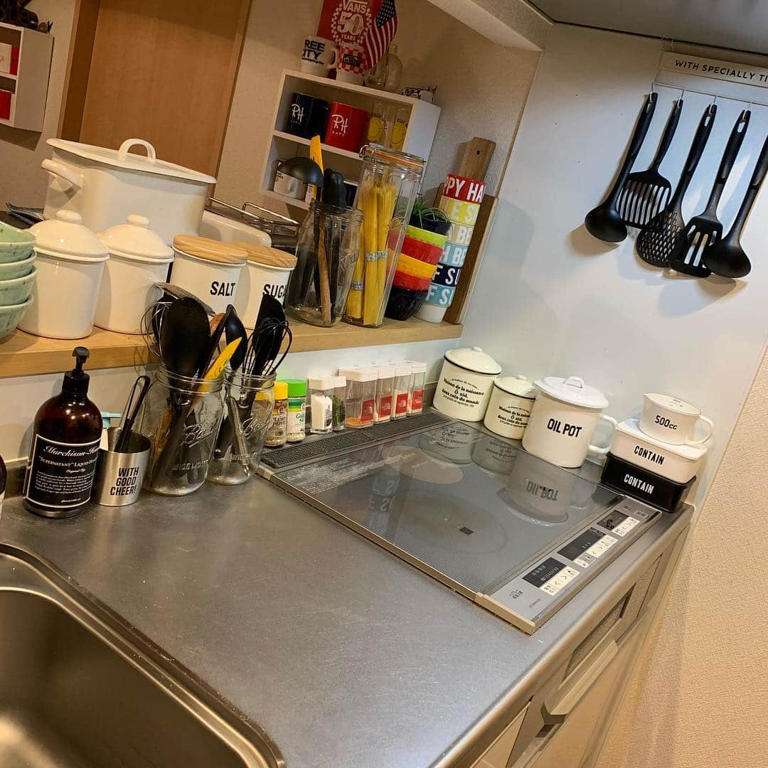 NANAさんのインスタグラム写真 - (NANAInstagram)「久しぶりkitchenキレイに掃除した😊🙌き ☆ 細々配置も変えてスッキリ\\(◡̈)/♥︎ ☆ キッチンって油まみれになるから油は全部しまいましたw😅 ☆ オイルポットは上に置いてたのを下に置きました！やっぱりkitchen掃除するとスッキリする😄 ☆ ホーローシリーズが増えていくのが嬉しい☺🙌❤ ☆ ☆ #kitchen#キッチン#見せる収納#キッチン収納#ホーロー#暮らし#暮らしを楽しむ」4月12日 18時31分 - nana1977hs