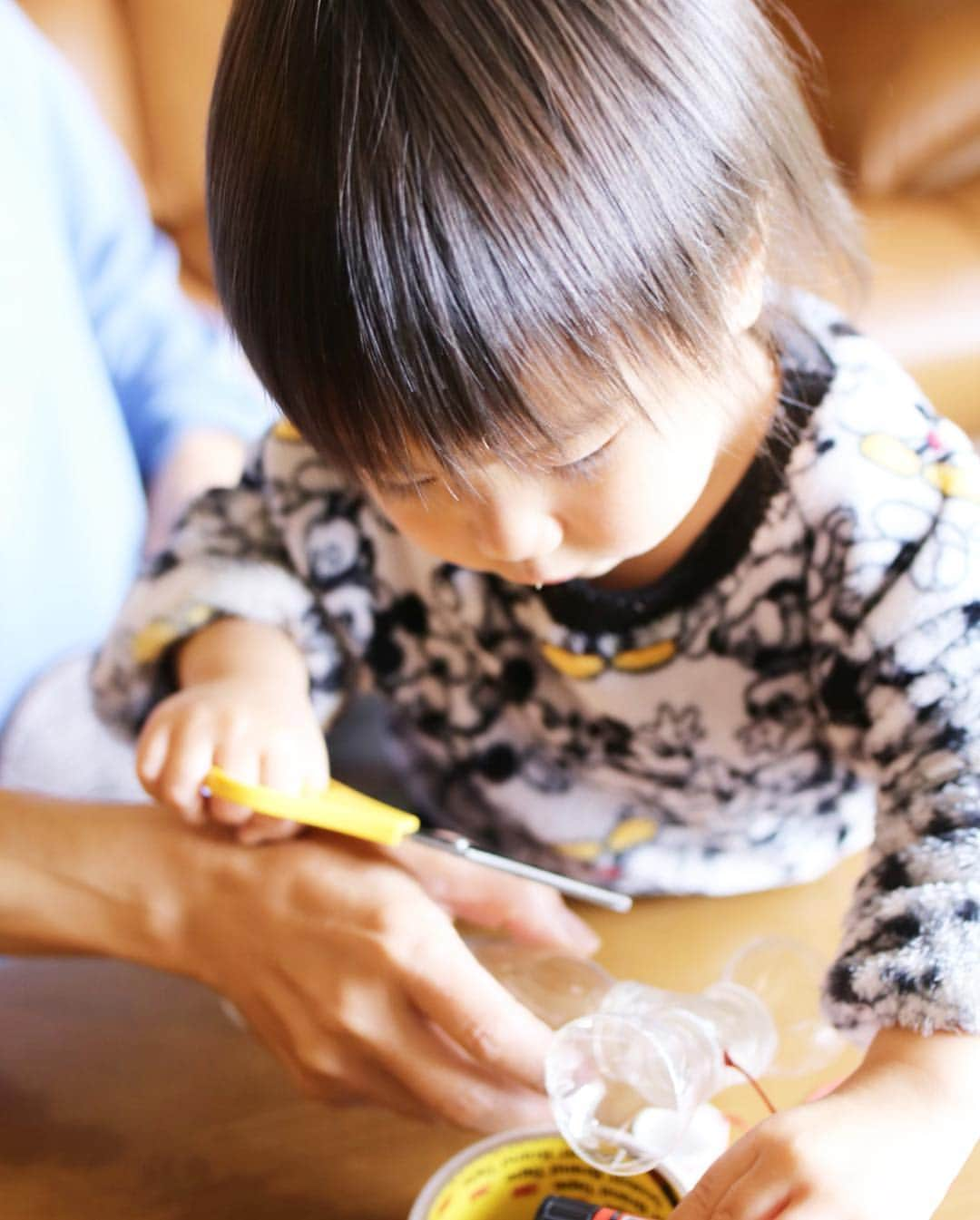 amiさんのインスタグラム写真 - (amiInstagram)「Cute my son ． 今日はR-1を飲んでその後の 空いた容器を洗って、オリジナル けん玉を作って遊びました♥️ ． 作り方がmamadays @mamadaystv で見れるので参考にしました♡ ． 真剣に遊んでいる姿がカワイイ♡ ． R-1は以前からよく飲んでいましたが すっきりした味わいで乳酸菌も たっぷりなので親子でお気に入り🌸 ． お出かけ先で飲ませるのにも バッグに入る丁度いいサイズ♪ ． 今、吉田沙保里さんがCMしていて "R-1 体調第一家族"と言ってますね♡ ． 我が家は家族で飲んでます🥺 ． ． #R1おもちゃ#明治R1#体調第一家族#明治_PR#乳酸菌#強さひきだす乳酸菌#R1 #ヨーグルト#体調管理#腸内環境#美容 #健康#健康管理#2歳児#2歳児ママ#おもちゃ作り#手作りおもちゃ #KissMamaになろう ．」4月12日 18時32分 - amikuma1219