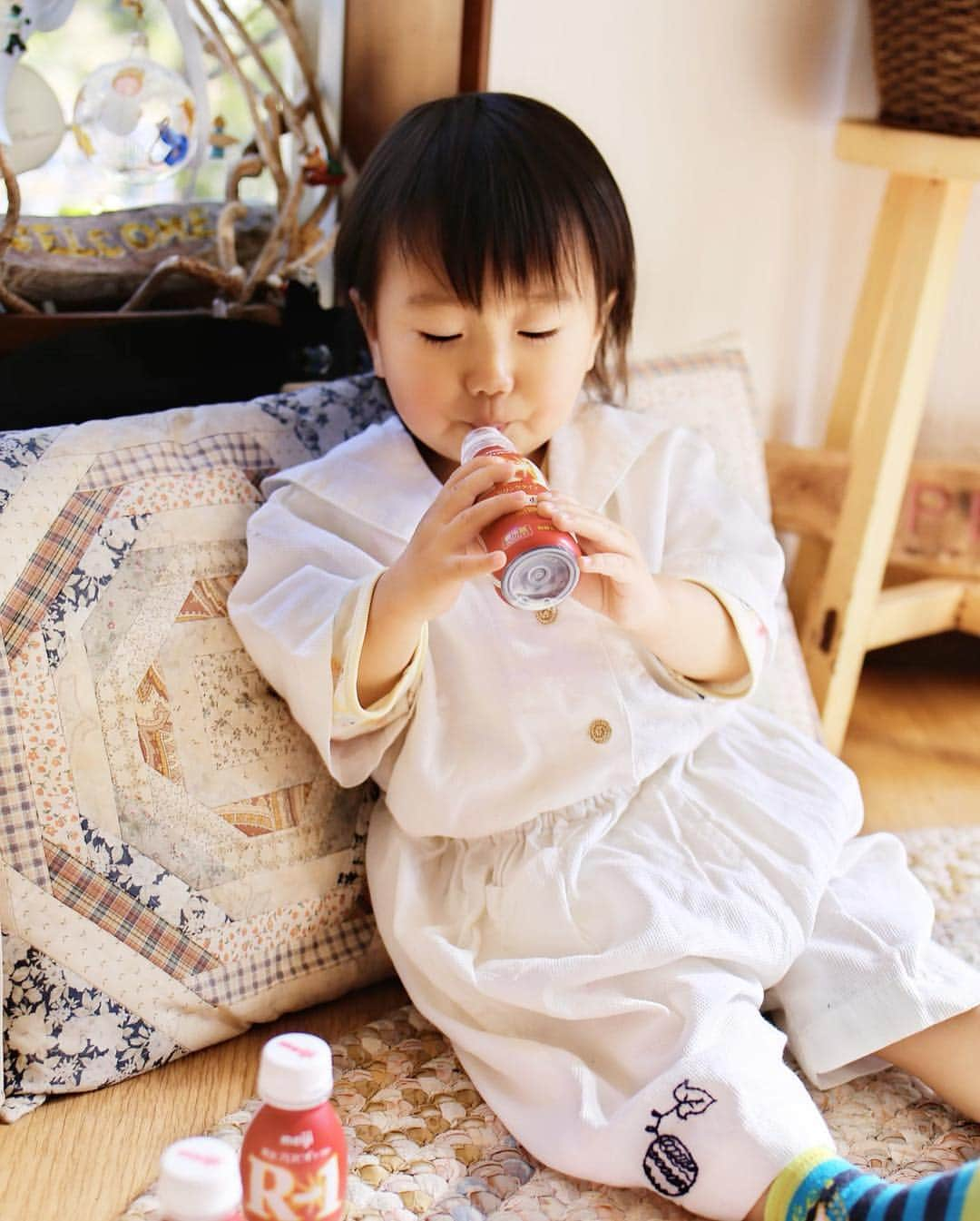 amiさんのインスタグラム写真 - (amiInstagram)「Cute my son ． 今日はR-1を飲んでその後の 空いた容器を洗って、オリジナル けん玉を作って遊びました♥️ ． 作り方がmamadays @mamadaystv で見れるので参考にしました♡ ． 真剣に遊んでいる姿がカワイイ♡ ． R-1は以前からよく飲んでいましたが すっきりした味わいで乳酸菌も たっぷりなので親子でお気に入り🌸 ． お出かけ先で飲ませるのにも バッグに入る丁度いいサイズ♪ ． 今、吉田沙保里さんがCMしていて "R-1 体調第一家族"と言ってますね♡ ． 我が家は家族で飲んでます🥺 ． ． #R1おもちゃ#明治R1#体調第一家族#明治_PR#乳酸菌#強さひきだす乳酸菌#R1 #ヨーグルト#体調管理#腸内環境#美容 #健康#健康管理#2歳児#2歳児ママ#おもちゃ作り#手作りおもちゃ #KissMamaになろう ．」4月12日 18時32分 - amikuma1219