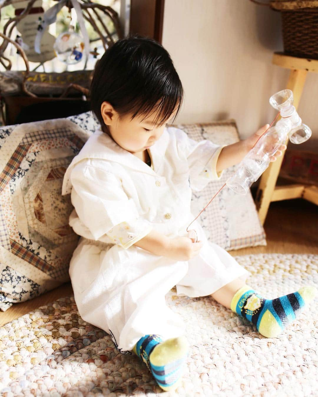 amiさんのインスタグラム写真 - (amiInstagram)「Cute my son ． 今日はR-1を飲んでその後の 空いた容器を洗って、オリジナル けん玉を作って遊びました♥️ ． 作り方がmamadays @mamadaystv で見れるので参考にしました♡ ． 真剣に遊んでいる姿がカワイイ♡ ． R-1は以前からよく飲んでいましたが すっきりした味わいで乳酸菌も たっぷりなので親子でお気に入り🌸 ． お出かけ先で飲ませるのにも バッグに入る丁度いいサイズ♪ ． 今、吉田沙保里さんがCMしていて "R-1 体調第一家族"と言ってますね♡ ． 我が家は家族で飲んでます🥺 ． ． #R1おもちゃ#明治R1#体調第一家族#明治_PR#乳酸菌#強さひきだす乳酸菌#R1 #ヨーグルト#体調管理#腸内環境#美容 #健康#健康管理#2歳児#2歳児ママ#おもちゃ作り#手作りおもちゃ #KissMamaになろう ．」4月12日 18時32分 - amikuma1219