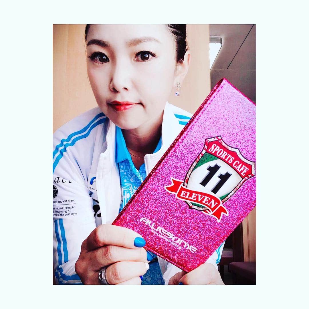 のインスタグラム：「☆ 私の開幕戦 初日はなんとかズッコケずにプレー出来ました😆  でも私はここからがいつも問題🤣🤣 昨年は下降するパターンが多々あったので踏ん張れるように頑張ります🙋‍♀️ にしてもコース難しい😂  そして、今年も作って頂きました🎶  #コースガイド を入れる #メモカバー  を @awesome.japan さんに作って頂きました #awesome & #スポーツカフェイレブン 使用  このメモカバーに入ってる虎の巻を頼りに明日も頑張ります💪  #lpga #ステップアップツアー  #女子プロゴルファー  #ゴルフ女子 @sportscafeeleven  #リクルートエグゼクティブエージェント  #simmons #シモンズ  #dunlop #ダンロップ @xxio_srixon_clevelandgolf  #efficacegolf #エフィカス  #delsolgolf #デルソル」