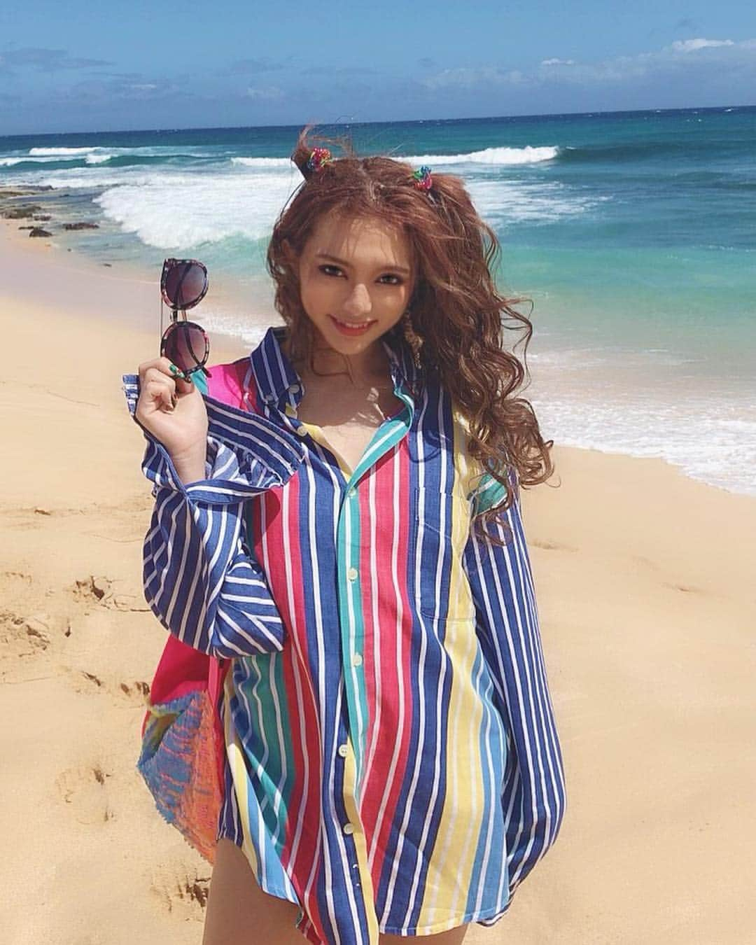 うさたにパイセンさんのインスタグラム写真 - (うさたにパイセンInstagram)「. Sunday beach 🏖 . 砂が真っ白で海の波が高くて🌊凄く綺麗でした✨🌺 . . ハワイは割と風が強いんだね！🕊 . . . 眩しすぎるからサングラスはかなり必須のアイテムなので5個持ってきて正解だった😂 . . この日のお洋服も古着だよ✨ . 確か2500円とかで109のSPINNSでゲットしたよん🎵 . . #waikiki #honolulu #hawaii #sundaybrunch #followforfollowback #follow4followback #following #instagood #instafashion」4月12日 18時39分 - usatanipaisen1215