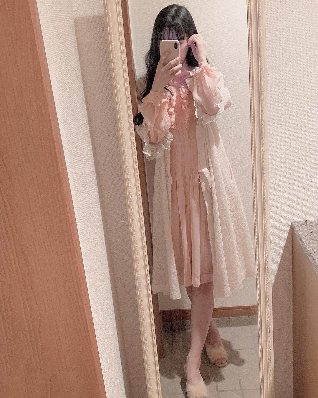 酒元麻衣（まいへー）のインスタグラム：「Pink🌸 今日は30'sのドレスに、レースガウンでした❤︎ 幼馴染のみゆうとランチして、その後もうちに来てくれてずっとお茶してた❤︎とっても楽しくてあっという間だった☕️#vintageootd#vintagefashion#vintageclothing」