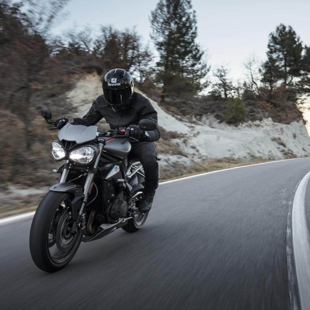 Triumph Motorcycles Japanさんのインスタグラム写真 - (Triumph Motorcycles JapanInstagram)「今週末はMoto2™ アメリカGPが開催されます！！ Street Triple RSの試乗を申し込んで、Moto2™全チームのマシンに搭載されている765ccエンジンを体感ください。このフィーリングがすべて。#PoweredByTriumph #AmericasGP #Moto2 #StreetTriple #ForTheRide #バイク #バイク好きと繋がりたい」4月12日 18時45分 - triumph_motorcycles_japan