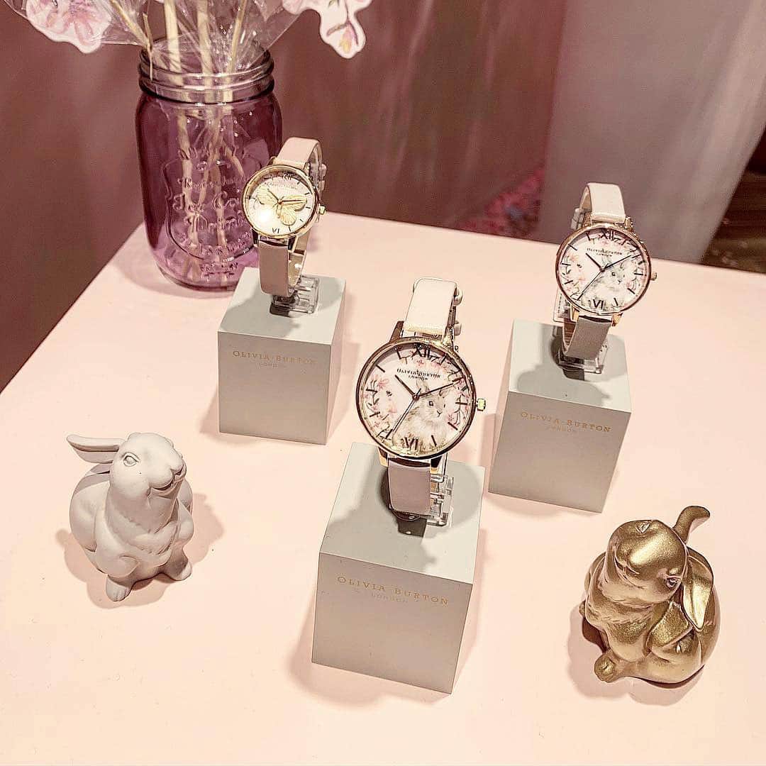 石井亜美さんのインスタグラム写真 - (石井亜美Instagram)「🦋 . ずっと気になっていたロンドンの時計のブランド！ @oliviaburtonlondon のPOP UP SHOPへ。 . ここのブランドは、お花や動物がモチーフになっていて、ビーガンレザーが取り入れられているんだ🐑 黒のベルト×ハチのデザインに一目惚れして アクセサリーの仲間入りさせることに決めました🤤 . 新シリーズの桜に合わせて、店内も桜が満開🌸 フォトスポットとしても可愛かった！！ (SNSに写真載せるとガチャガチャにチャレンジできて グッズが当たったりするの〜！ストーリー参照。笑) . 今週末の14日まで、 渋谷のZARAとかF21の通りにオープンしているので ぜひお近くの方は観に行ってみてね！！☺️ 住所☞ 東京都渋谷区宇田川町13-9 . . #oliviaburton #shibuya #fashion #cherryblossom #london #veganleather #vegan」4月12日 18時45分 - ami_ishii_