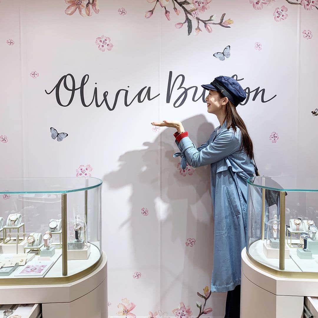 石井亜美さんのインスタグラム写真 - (石井亜美Instagram)「🦋 . ずっと気になっていたロンドンの時計のブランド！ @oliviaburtonlondon のPOP UP SHOPへ。 . ここのブランドは、お花や動物がモチーフになっていて、ビーガンレザーが取り入れられているんだ🐑 黒のベルト×ハチのデザインに一目惚れして アクセサリーの仲間入りさせることに決めました🤤 . 新シリーズの桜に合わせて、店内も桜が満開🌸 フォトスポットとしても可愛かった！！ (SNSに写真載せるとガチャガチャにチャレンジできて グッズが当たったりするの〜！ストーリー参照。笑) . 今週末の14日まで、 渋谷のZARAとかF21の通りにオープンしているので ぜひお近くの方は観に行ってみてね！！☺️ 住所☞ 東京都渋谷区宇田川町13-9 . . #oliviaburton #shibuya #fashion #cherryblossom #london #veganleather #vegan」4月12日 18時45分 - ami_ishii_