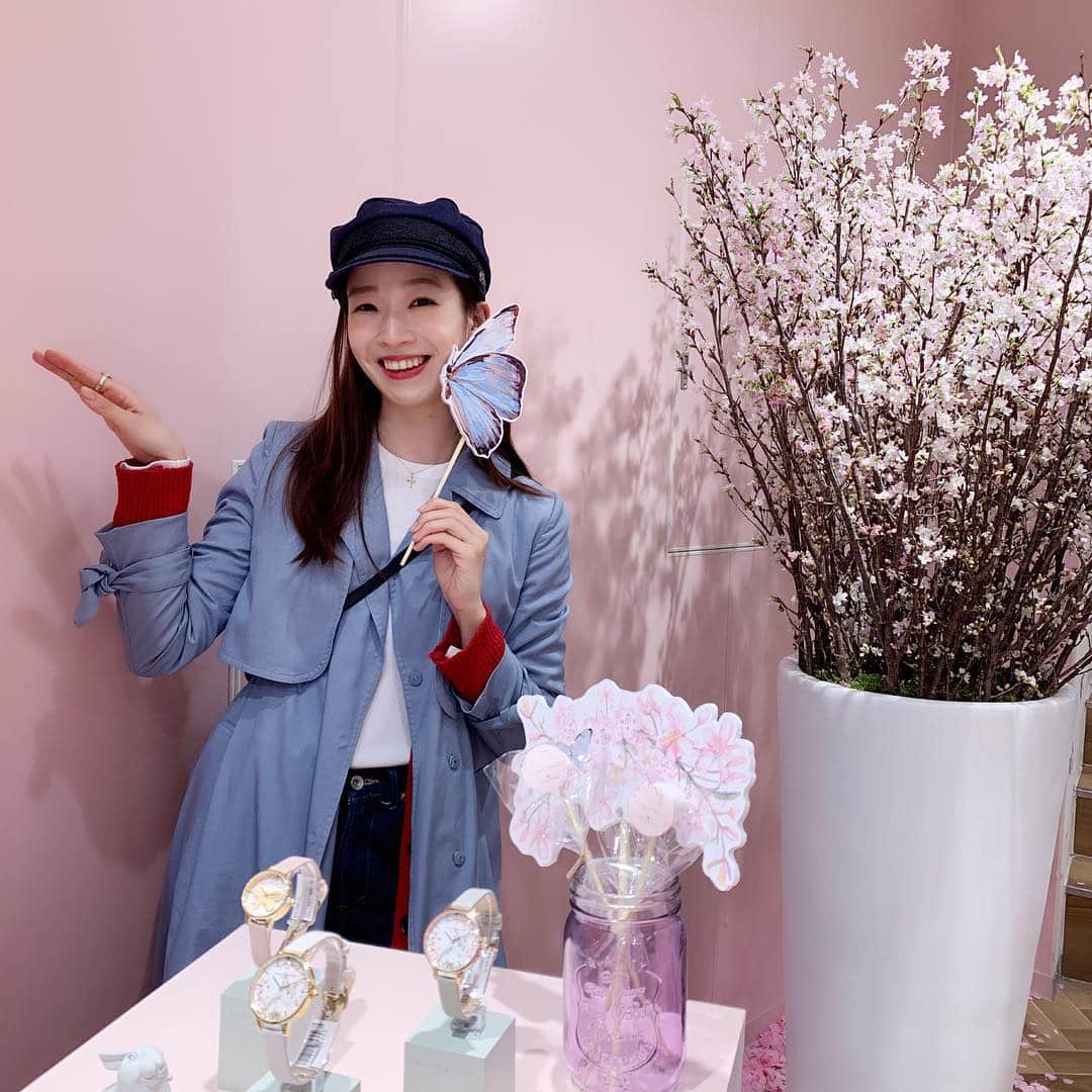 石井亜美さんのインスタグラム写真 - (石井亜美Instagram)「🦋 . ずっと気になっていたロンドンの時計のブランド！ @oliviaburtonlondon のPOP UP SHOPへ。 . ここのブランドは、お花や動物がモチーフになっていて、ビーガンレザーが取り入れられているんだ🐑 黒のベルト×ハチのデザインに一目惚れして アクセサリーの仲間入りさせることに決めました🤤 . 新シリーズの桜に合わせて、店内も桜が満開🌸 フォトスポットとしても可愛かった！！ (SNSに写真載せるとガチャガチャにチャレンジできて グッズが当たったりするの〜！ストーリー参照。笑) . 今週末の14日まで、 渋谷のZARAとかF21の通りにオープンしているので ぜひお近くの方は観に行ってみてね！！☺️ 住所☞ 東京都渋谷区宇田川町13-9 . . #oliviaburton #shibuya #fashion #cherryblossom #london #veganleather #vegan」4月12日 18時45分 - ami_ishii_