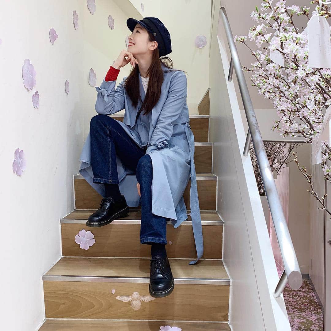 石井亜美さんのインスタグラム写真 - (石井亜美Instagram)「🦋 . ずっと気になっていたロンドンの時計のブランド！ @oliviaburtonlondon のPOP UP SHOPへ。 . ここのブランドは、お花や動物がモチーフになっていて、ビーガンレザーが取り入れられているんだ🐑 黒のベルト×ハチのデザインに一目惚れして アクセサリーの仲間入りさせることに決めました🤤 . 新シリーズの桜に合わせて、店内も桜が満開🌸 フォトスポットとしても可愛かった！！ (SNSに写真載せるとガチャガチャにチャレンジできて グッズが当たったりするの〜！ストーリー参照。笑) . 今週末の14日まで、 渋谷のZARAとかF21の通りにオープンしているので ぜひお近くの方は観に行ってみてね！！☺️ 住所☞ 東京都渋谷区宇田川町13-9 . . #oliviaburton #shibuya #fashion #cherryblossom #london #veganleather #vegan」4月12日 18時45分 - ami_ishii_