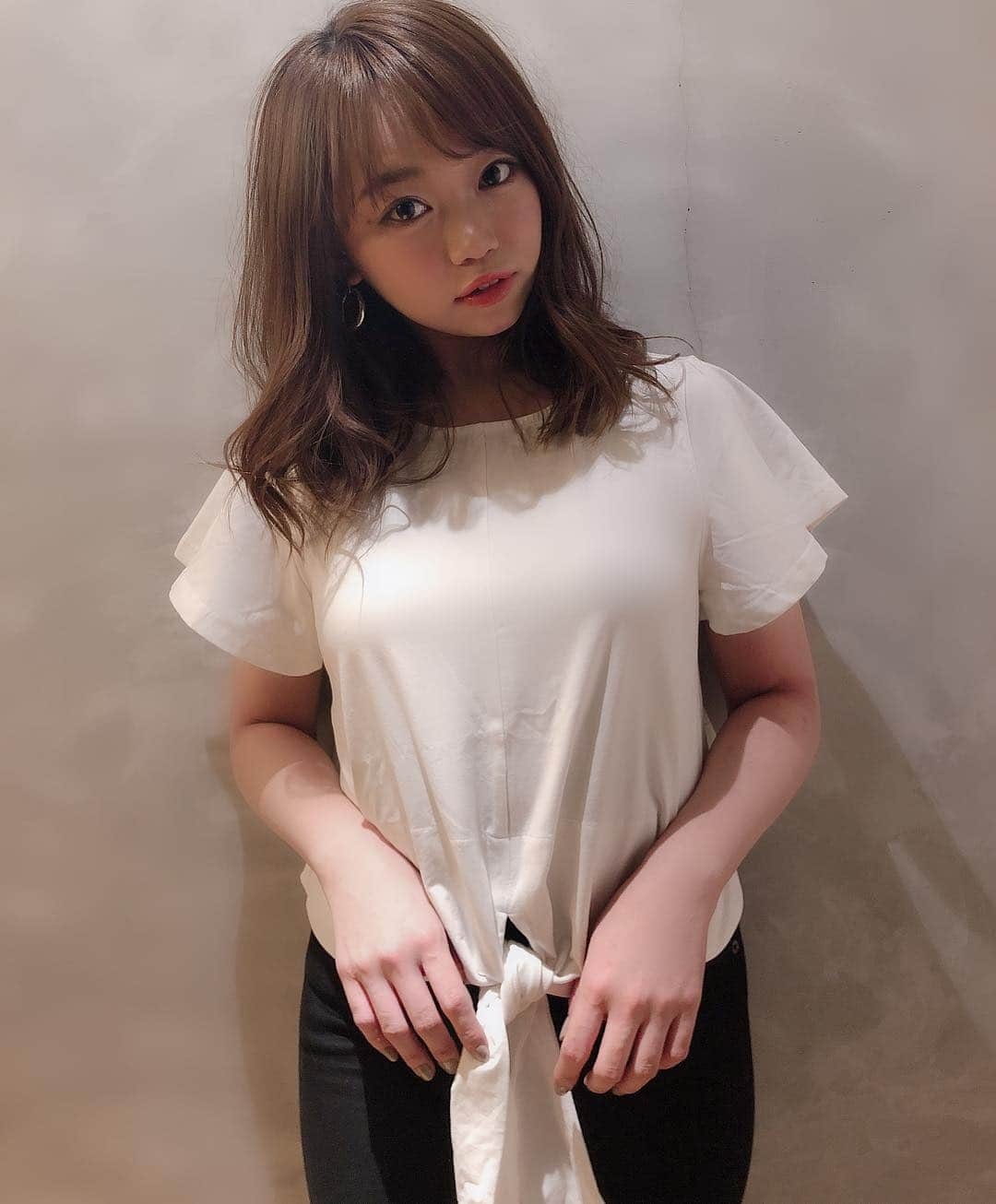 瀬賀しお（せがしぃ）さんのインスタグラム写真 - (瀬賀しお（せがしぃ）Instagram)「春夏のお洋服を探してて、チラッと @radychan_no_insta 見てみたらやっぱり可愛かった！！😍😍﻿ ﻿ 今回わたしがgetしたのが﻿ 1枚サラッと着ても可愛い❤︎リボントップス❤︎﻿ ﻿ 前にリボンがあるだけでシンプルなトップスも女性らしくて可愛い😚💓﻿ ﻿ 春はこのトップスにデニムジャケットとか合わせても可愛いし、夏は1枚で着ても可愛いよね😳﻿ 水着の上に着てもいいと思う👙🌈🌈﻿ ﻿ Radyのサイトでは可愛い新作がたくさん出てたから﻿ 皆さんもチェックしてみてください❤️﻿ ﻿ ﻿#Rady #レディ」4月12日 18時46分 - segashiori