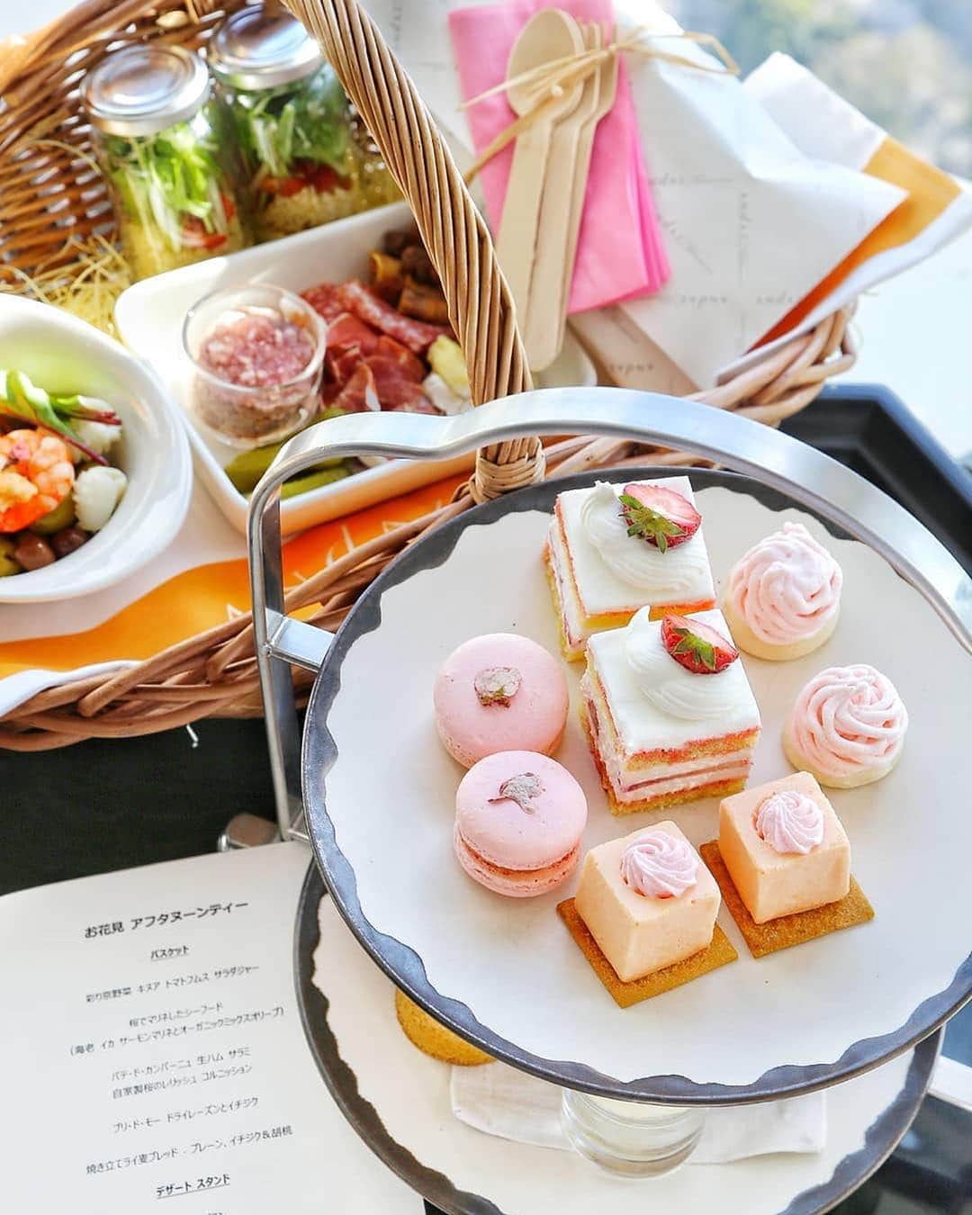 Andaz Tokyo アンダーズ 東京さんのインスタグラム写真 - (Andaz Tokyo アンダーズ 東京Instagram)「Happy Friday! The final weekend of Hanami Afternoon Tea and Sakura Dinner is upon us 😶 but if you hurry, you can still catch last minute reservations through our link 😊👉 https://bit.ly/2Hd6t8a 🌸 大好評さくらガーデンのお花見アフタヌーンティー＆夜桜ディナーもいよいよ14日（日）まで。 アンダーズ 東京のルーフトップでお花見納めしませんか？ 明日、明後日ともにまだ若干お席がございます。 公式サイト、またはお電話にてお問い合わせください。 🌸  https://bit.ly/2EAoF8S  #さくらガーデン - 📸Special thanks to @ayapom1192」4月12日 18時50分 - andaztokyo