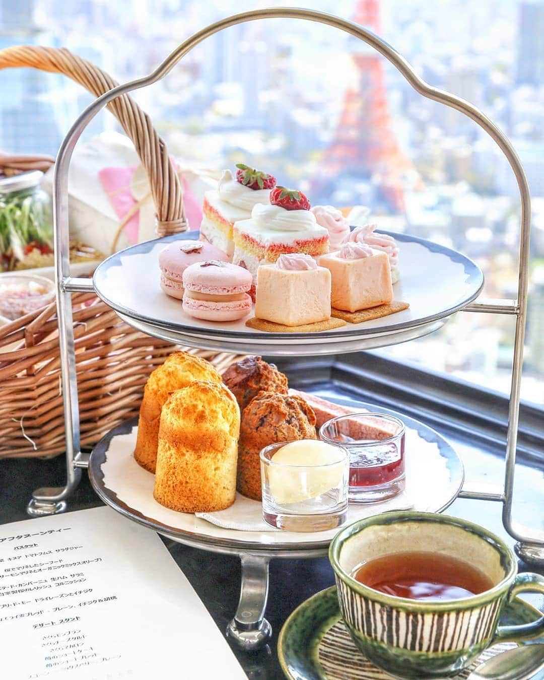 Andaz Tokyo アンダーズ 東京さんのインスタグラム写真 - (Andaz Tokyo アンダーズ 東京Instagram)「Happy Friday! The final weekend of Hanami Afternoon Tea and Sakura Dinner is upon us 😶 but if you hurry, you can still catch last minute reservations through our link 😊👉 https://bit.ly/2Hd6t8a 🌸 大好評さくらガーデンのお花見アフタヌーンティー＆夜桜ディナーもいよいよ14日（日）まで。 アンダーズ 東京のルーフトップでお花見納めしませんか？ 明日、明後日ともにまだ若干お席がございます。 公式サイト、またはお電話にてお問い合わせください。 🌸  https://bit.ly/2EAoF8S  #さくらガーデン - 📸Special thanks to @ayapom1192」4月12日 18時50分 - andaztokyo