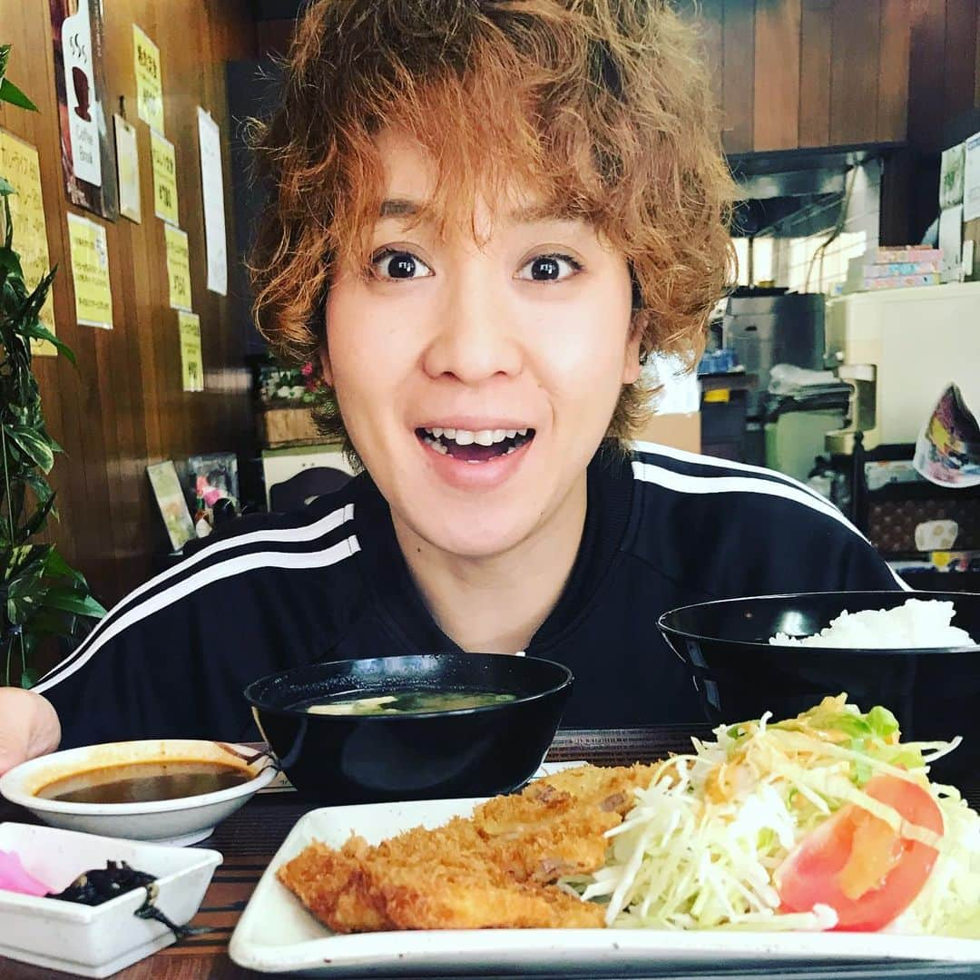 渚さんのインスタグラム写真 - (渚Instagram)「『ご褒美続き』  尼崎に帰れて、ゆっくりする時間（ラッキーチャンス）頂けたから、ほんまに何年かぶりに久しぶりに「とんとん亭」に行って来た  上京する前に、尼崎食本っていう雑誌の取材で話させてもらった事あんねんけど、子供の時にお母さんに特別な日に連れてってもらってた定食屋さん  とんとん亭のとんかつ定食が大好きで、とんかつ定食以外頼んだ事ないくらいアホみたいに毎回とんかつ定食頼んでた  今でもたまにとんとん亭のお店の中に居る夢見る  お母さんと行って来てんけど、久しぶりにお店行くし、お店のお母さんも忘れてるやろなと思って【やっと来ましたで感】も出さんと挨拶もせんと、スッと席座って、とんかつ定食頼んだらお店のお母さんに「久しぶりやね」って声掛けてもらってビックリした  よう覚えてたな 覚えてくれてた事にありがたさと感動  近所の商店街のお店が、閉店したり新しいお店になったり、変化して進化する中、とんとん亭はお昼時に行ったってのもあるけど満席で、うちの子供の時の記憶のまま、お店のご夫婦はおばちゃんおじちゃんのまま、内装も、なんーにも変わってなかった  お店のお母さんが「テレビでもたまに見てるよ」って言いながら、うちが出てる尼崎食本を持って来てくれて、うちが写ってる写真指差してお母さんに「この時の写りは良いね」ってサラッと悪気なく言ってた  写りあかんかった時あるみたいやん  おもろ お母さんも笑ってた  お店出る時もお母さんに「応援してるよ」って温かい言葉掛けてもらって、腕ギュッー！と掴まれて、いたっ！ってなって、あ、関西やなぁてなった  何の話？  明日、満天☆青空レストランに出させてもらってるよ  18:30から19:00日本テレビさんで放送  長野県に長芋掘りに行かせてもらった 青空レストラン、名人と街の人たちの人柄、大自然  ただのラッキーチャンスロケ  観てなぁ  #拳ポーズださっ！」4月12日 19時00分 - nagisainter