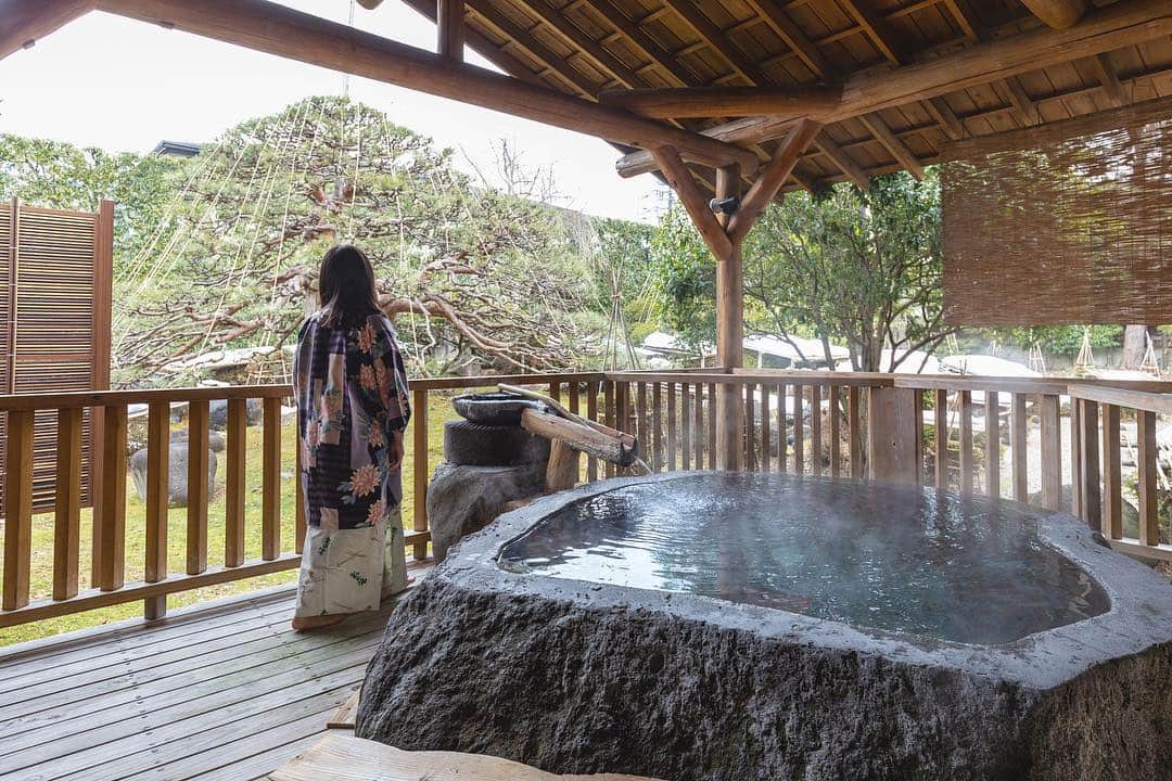 東北女子さんのインスタグラム写真 - (東北女子Instagram)「. 偶爾也要住好一點的溫泉旅館 . 若來山形天童的櫻花祭，推薦可以來住這間 #湯の香松の湯 客室種類非常多，有附露天溫泉的，附讀書室！？ 還有兩層樓的～ . 雖然太豪華價錢不太便宜😂 但想來個悠哉地孝親之旅是還不錯喔👍 . . 📍2019天童櫻花祭：4月20日、4月21日 📍旅館交通：JR天童站可預約接送 . . . #東北女子hotel #日本東北 #山形 #日本旅館 #日本溫泉 #温泉好き #山形旅館 #山形溫泉 #日本山形 #天童旅行 #露天溫泉 #東北女子 #天童 #yamagata」4月12日 18時53分 - tohoku_girl_official