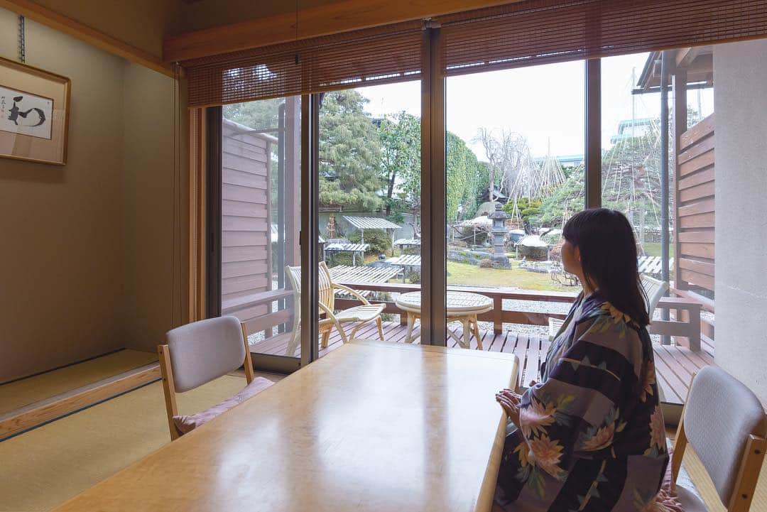 東北女子さんのインスタグラム写真 - (東北女子Instagram)「. 偶爾也要住好一點的溫泉旅館 . 若來山形天童的櫻花祭，推薦可以來住這間 #湯の香松の湯 客室種類非常多，有附露天溫泉的，附讀書室！？ 還有兩層樓的～ . 雖然太豪華價錢不太便宜😂 但想來個悠哉地孝親之旅是還不錯喔👍 . . 📍2019天童櫻花祭：4月20日、4月21日 📍旅館交通：JR天童站可預約接送 . . . #東北女子hotel #日本東北 #山形 #日本旅館 #日本溫泉 #温泉好き #山形旅館 #山形溫泉 #日本山形 #天童旅行 #露天溫泉 #東北女子 #天童 #yamagata」4月12日 18時53分 - tohoku_girl_official