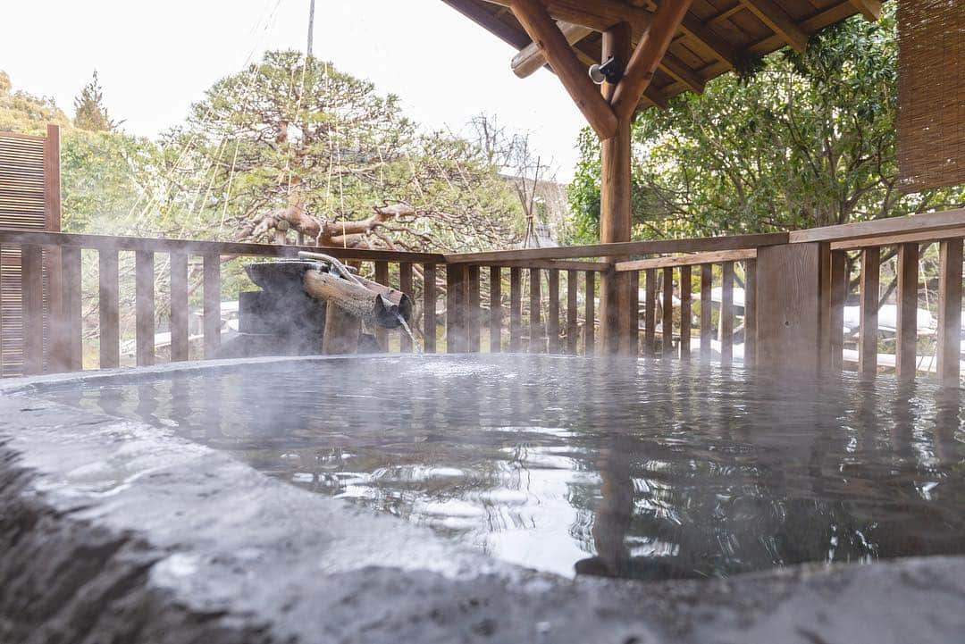 東北女子さんのインスタグラム写真 - (東北女子Instagram)「. 偶爾也要住好一點的溫泉旅館 . 若來山形天童的櫻花祭，推薦可以來住這間 #湯の香松の湯 客室種類非常多，有附露天溫泉的，附讀書室！？ 還有兩層樓的～ . 雖然太豪華價錢不太便宜😂 但想來個悠哉地孝親之旅是還不錯喔👍 . . 📍2019天童櫻花祭：4月20日、4月21日 📍旅館交通：JR天童站可預約接送 . . . #東北女子hotel #日本東北 #山形 #日本旅館 #日本溫泉 #温泉好き #山形旅館 #山形溫泉 #日本山形 #天童旅行 #露天溫泉 #東北女子 #天童 #yamagata」4月12日 18時53分 - tohoku_girl_official