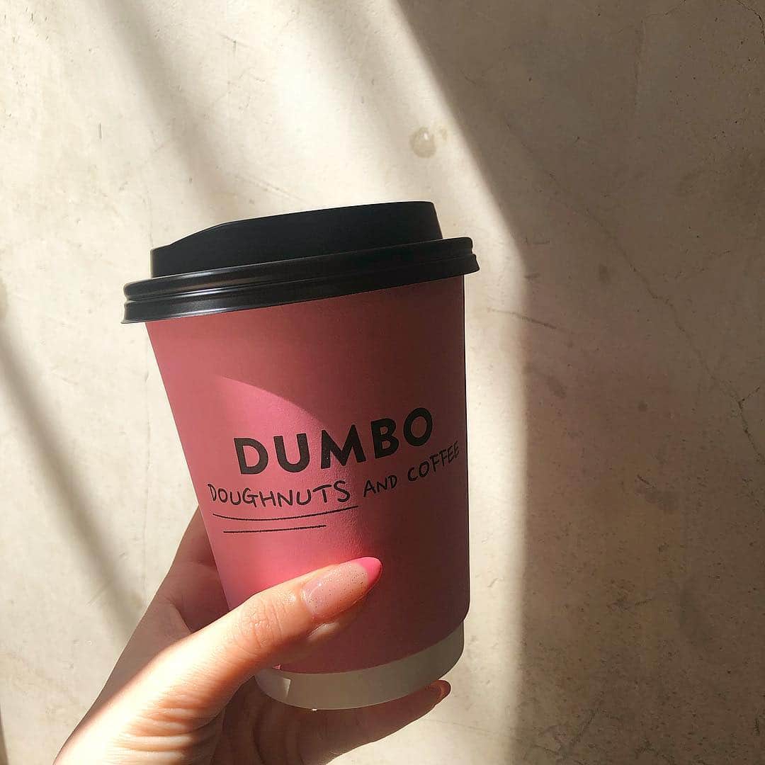 のインスタグラム：「. . ネイル終わりに☺︎ @dumbodc  ネイルと同じ色💗 . #dumbodoughnutsandcoffee #麻布十番カフェ」