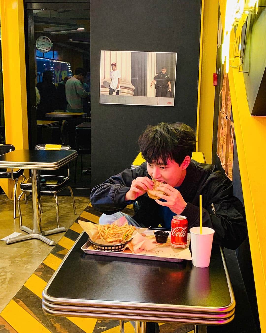 イ・ミンホのインスタグラム：「모두 즐거운 금요일 저녁YO🕺🏻」