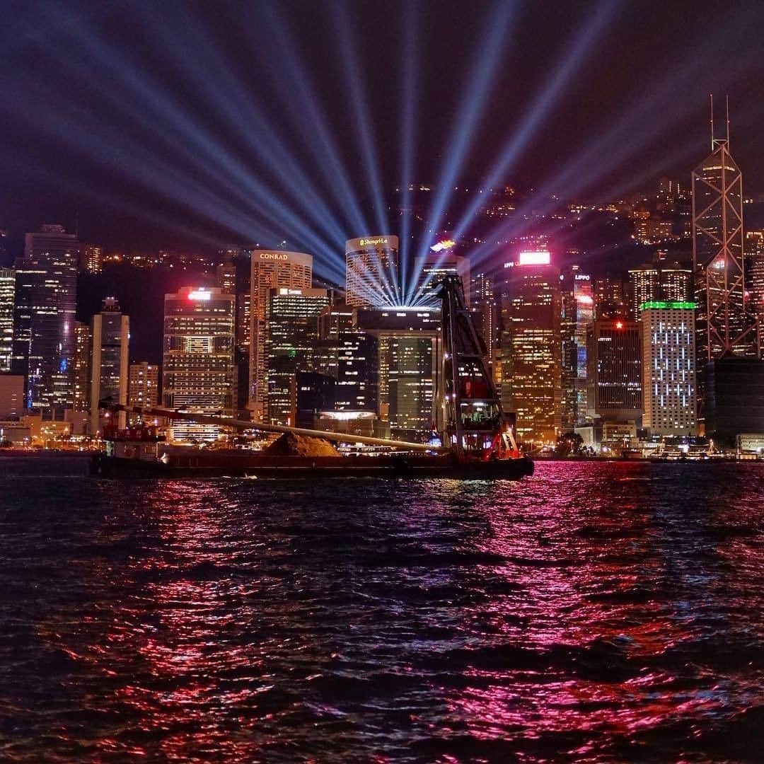 Discover Hong Kongさんのインスタグラム写真 - (Discover Hong KongInstagram)「A Hong Kong travel tip: enjoy the dazzling A Symphony of Lights show at 8pm every night. 香港旅遊點子：每晚8:00，到海濱欣賞華麗的「幻彩詠香江」匯演！ 📷: @anggakaraa #DiscoverHongKong #repost」4月12日 19時00分 - discoverhongkong