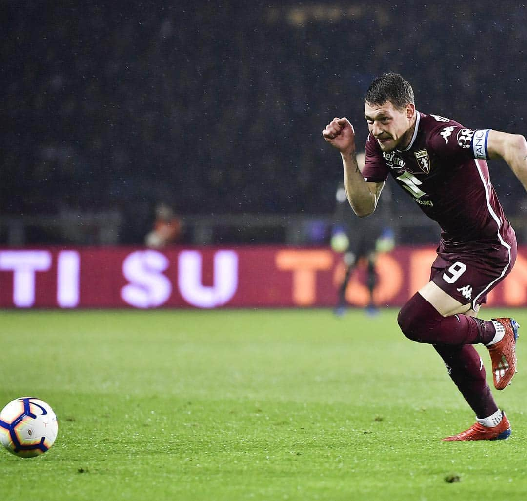 トリノFCさんのインスタグラム写真 - (トリノFCInstagram)「Running into the weekend like 🏃🏻‍♂️🐔 ______________________ #SFT #friday #fridayfeeling #serieA #belotti #football」4月12日 18時56分 - torinofc1906